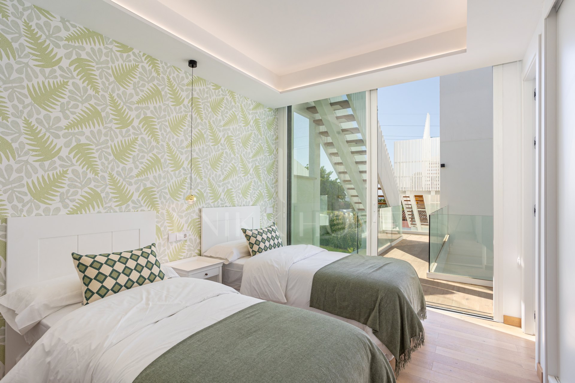 Villa de lujo en Marbella lista para entrar, zona Valdeolletas, con piscina privada y vistas al mar
