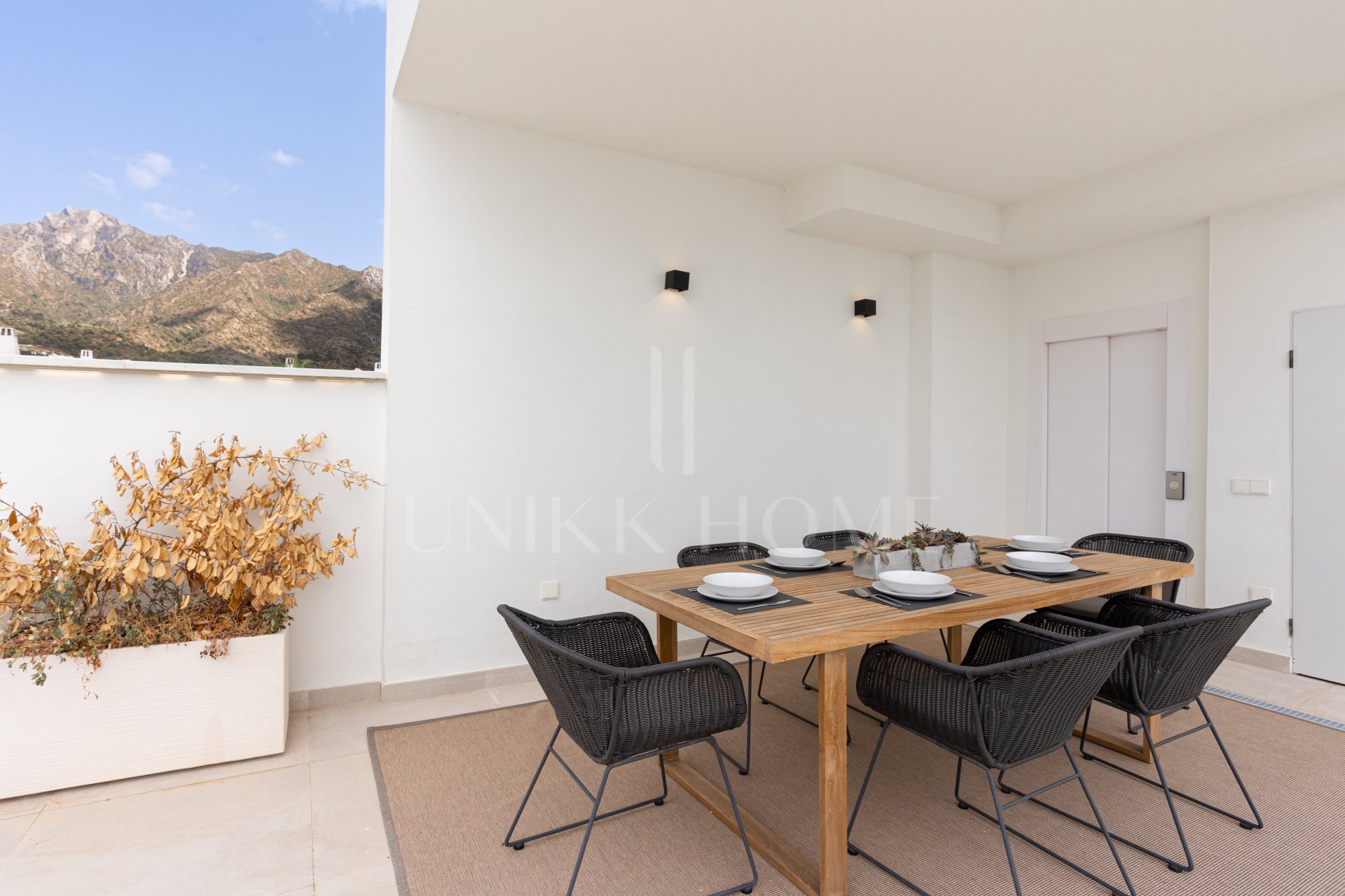 Villa de lujo en Marbella lista para entrar, zona Valdeolletas, con piscina privada y vistas al mar
