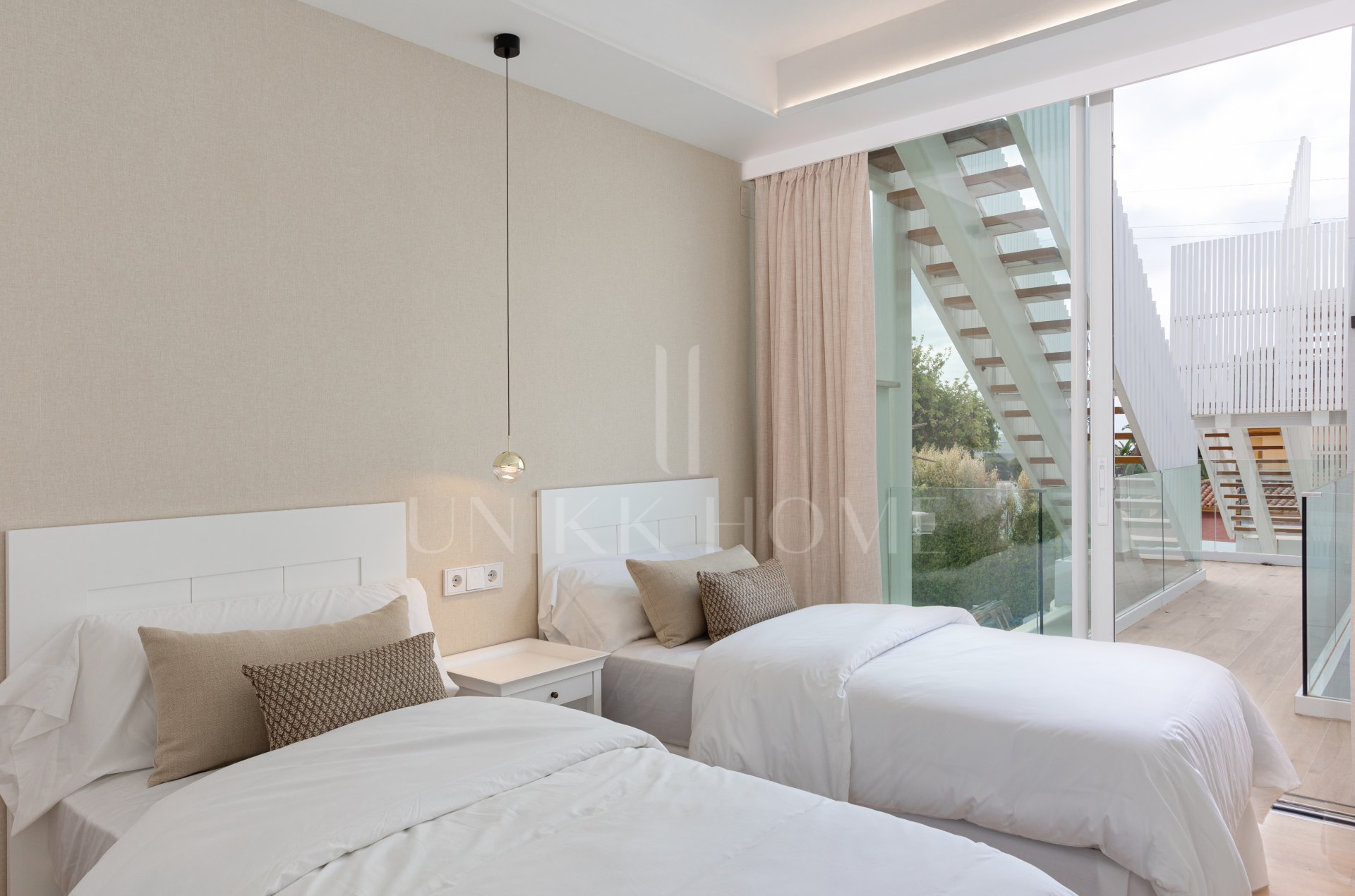 Villa de lujo en Marbella lista para entrar, zona Valdeolletas, con piscina privada y vistas al mar