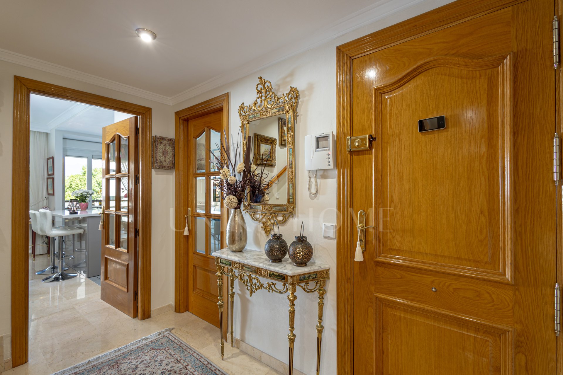 Bright duplex penthouse in Marbella center with garage space included.