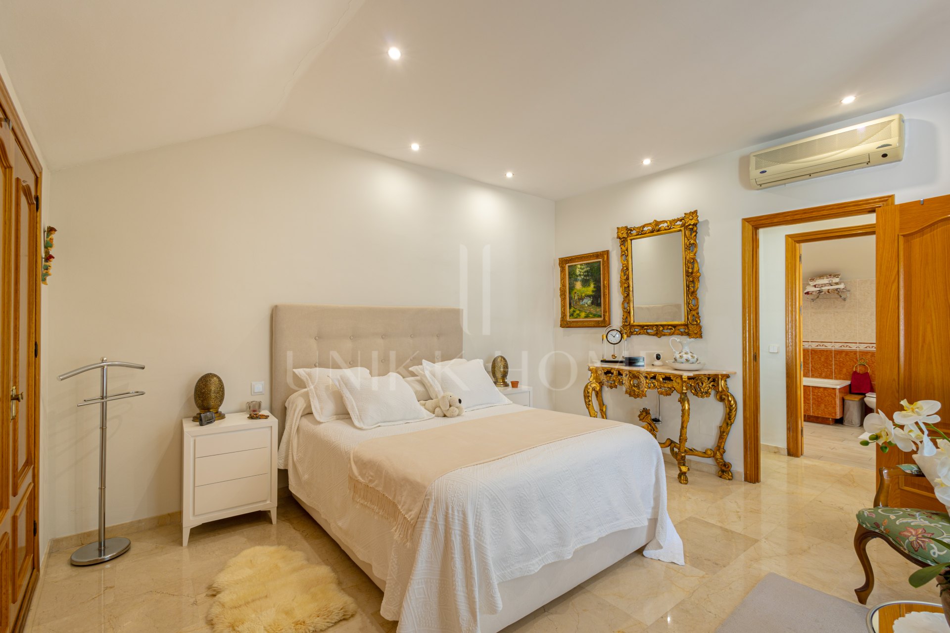 Bright duplex penthouse in Marbella center with garage space included.