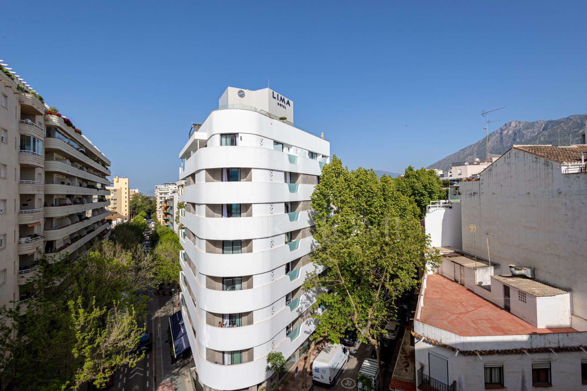 Bright duplex penthouse in Marbella center with garage space included.