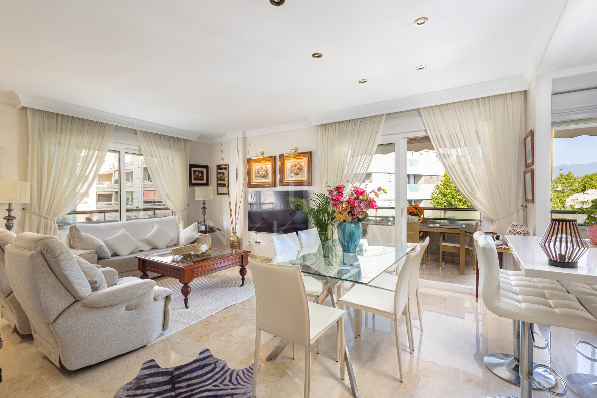 Bright duplex penthouse in Marbella center with garage space included.