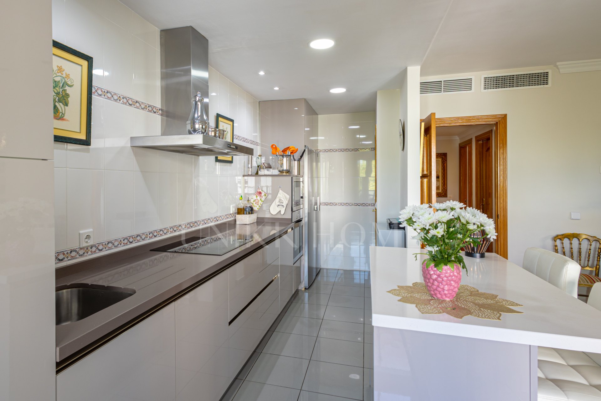 Bright duplex penthouse in Marbella center with garage space included.