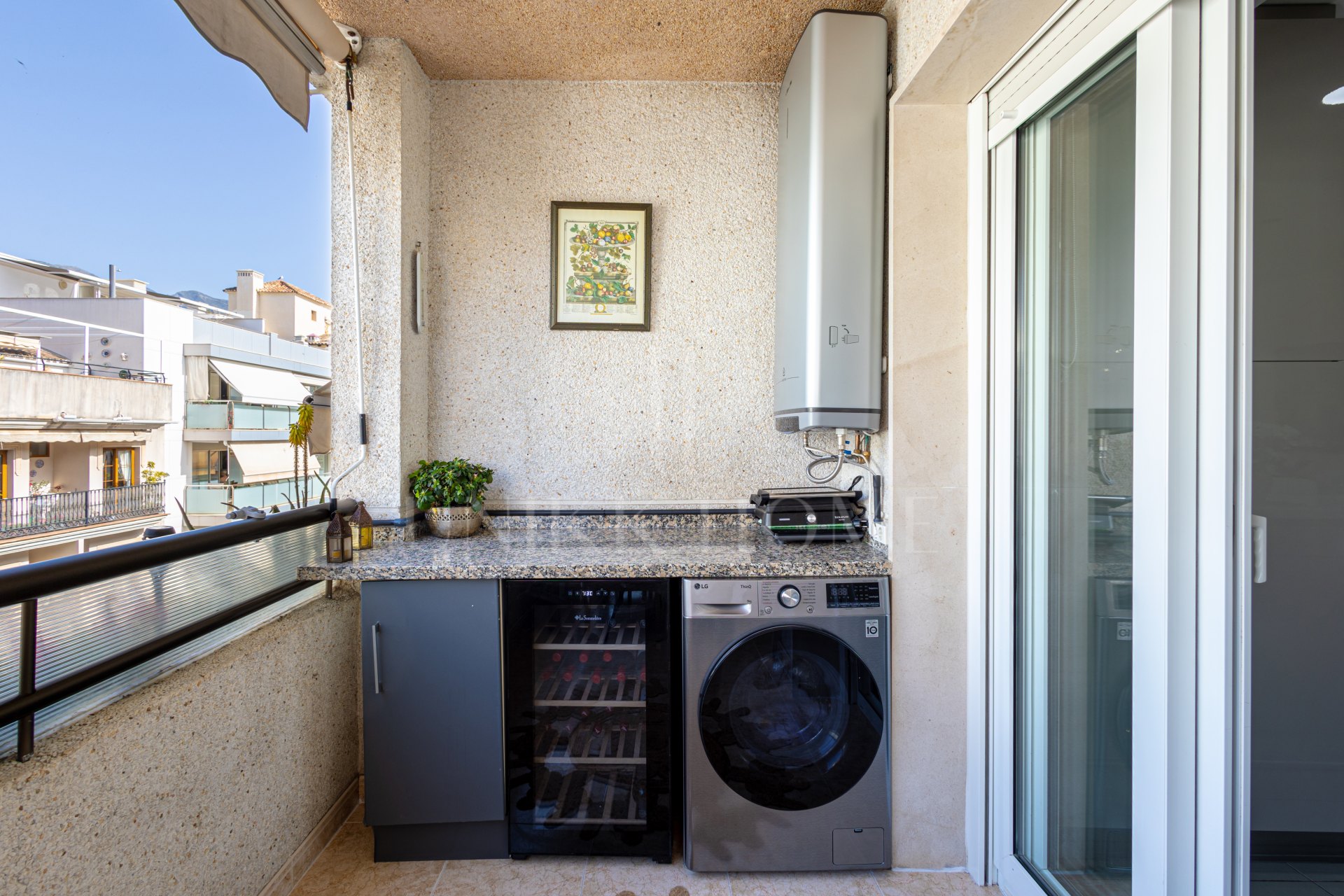 Bright duplex penthouse in Marbella center with garage space included.