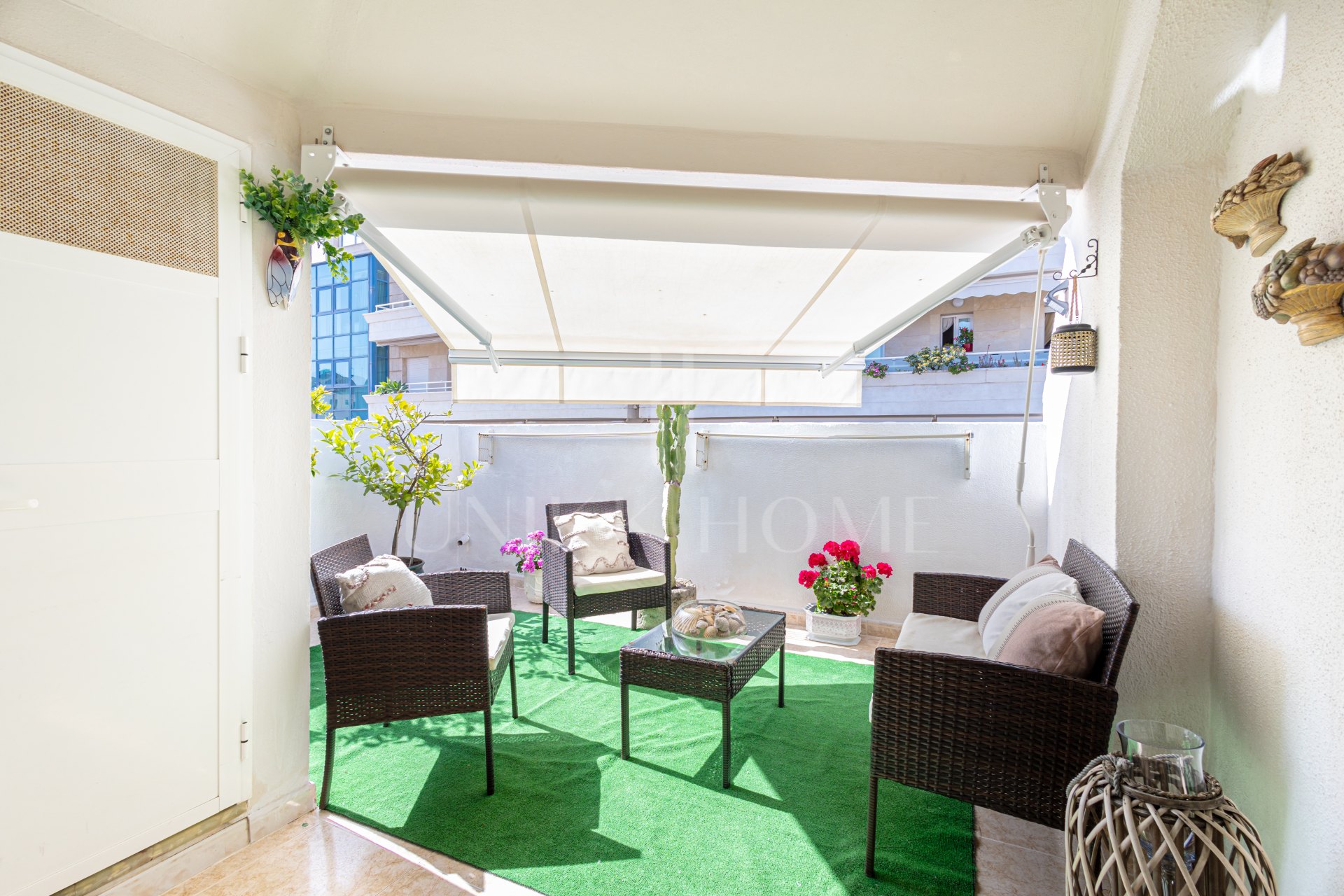 Bright duplex penthouse in Marbella center with garage space included.