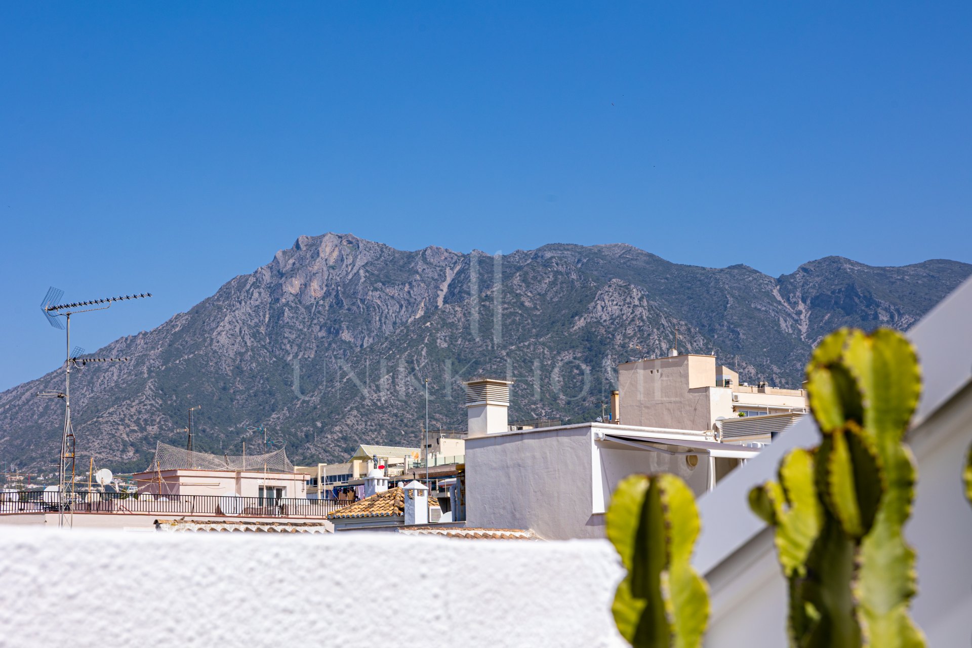 Bright duplex penthouse in Marbella center with garage space included.