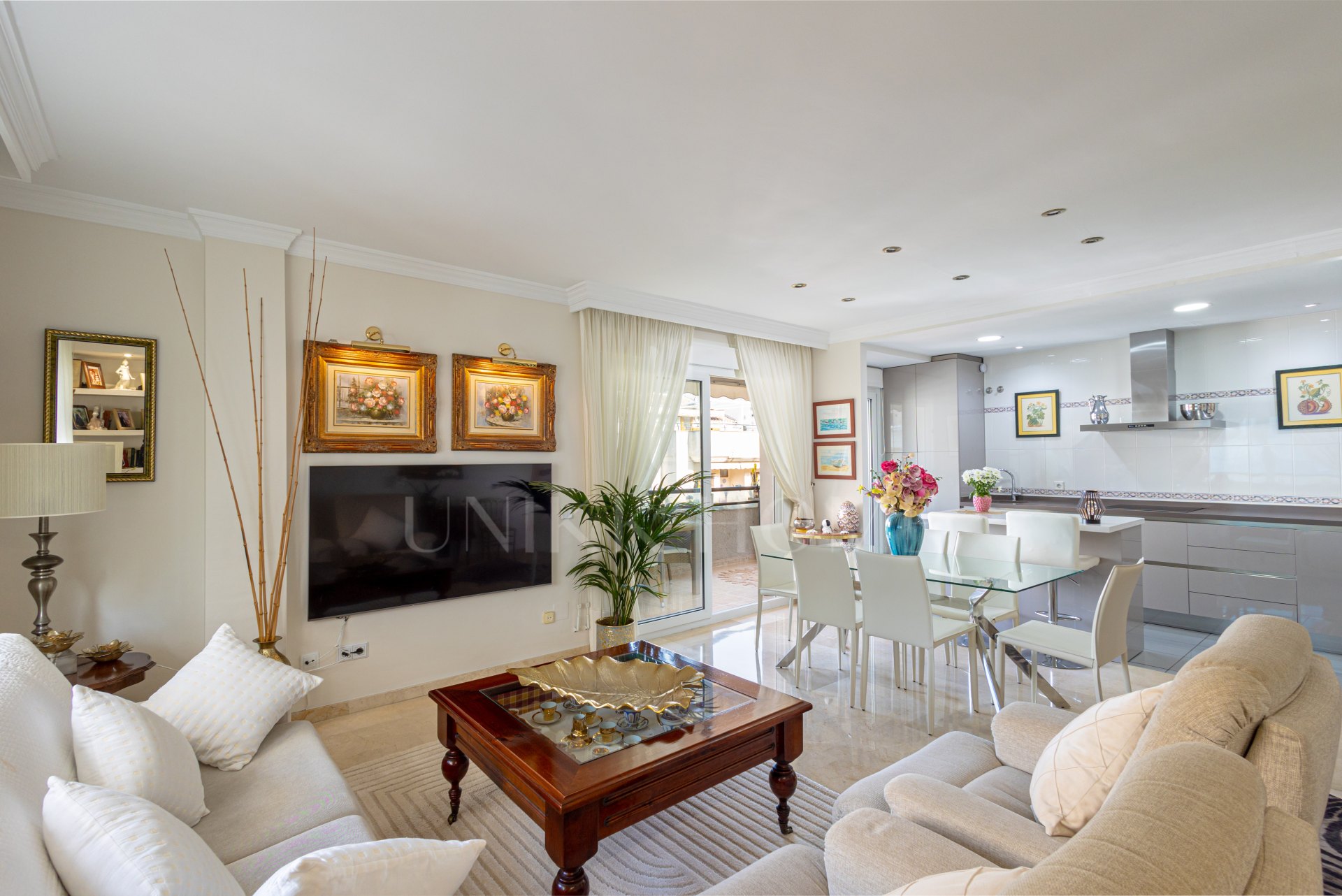 Bright duplex penthouse in Marbella center with garage space included.