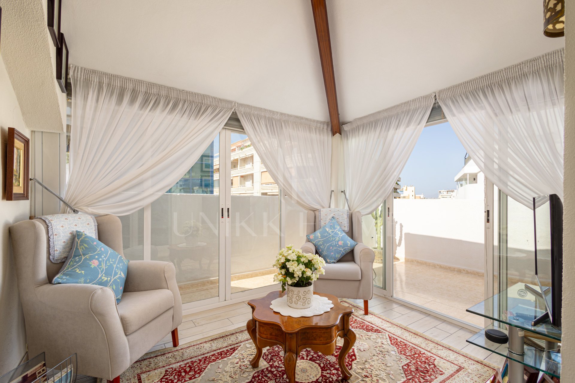 Bright duplex penthouse in Marbella center with garage space included.