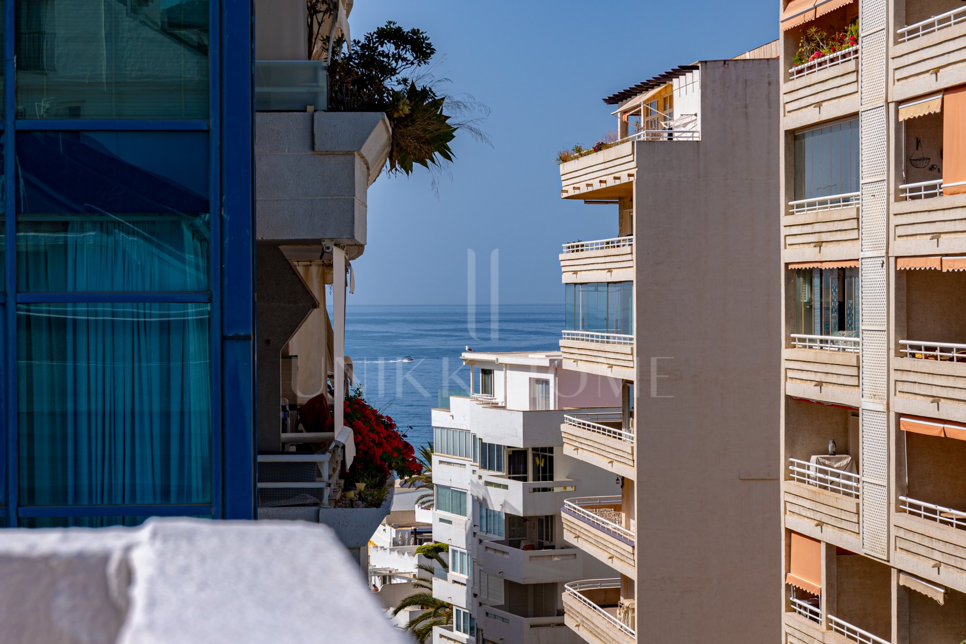 Bright duplex penthouse in Marbella center with garage space included.