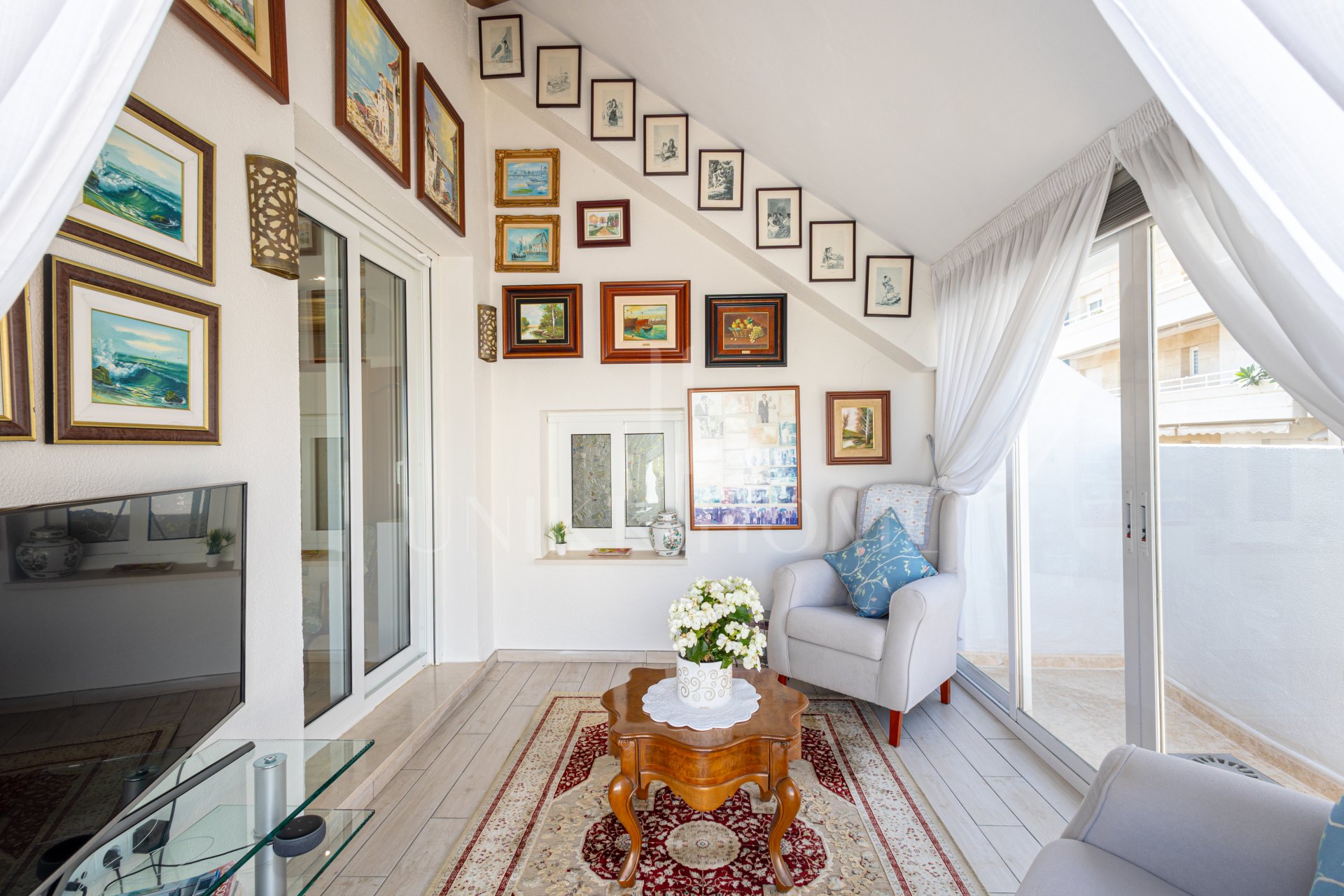 Bright duplex penthouse in Marbella center with garage space included.