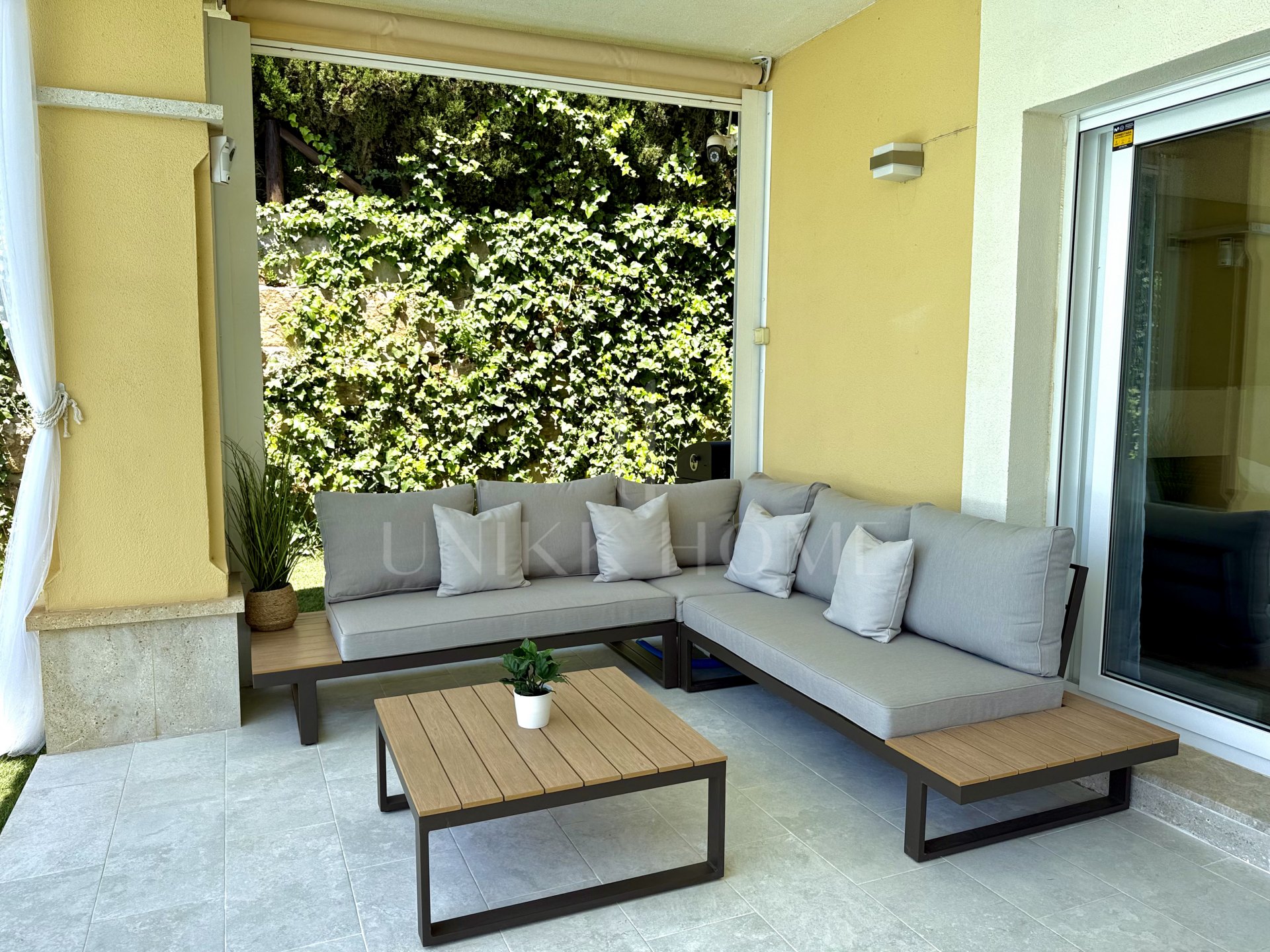 EXCLUSIVE TOWNHOUSE IN SANTA CLARA WITH OPEN VIEWS