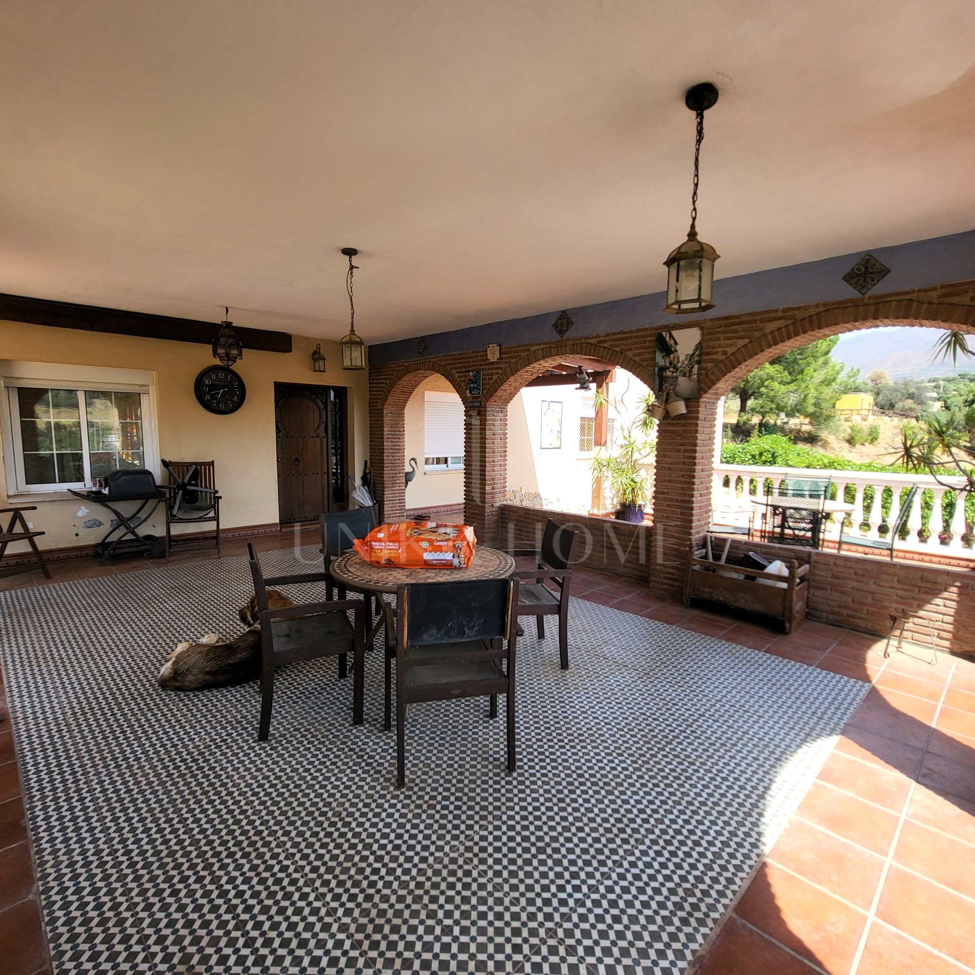 Villa with two separate flats, a large plot and a private swimming pool in Valle Romano, Estepona West