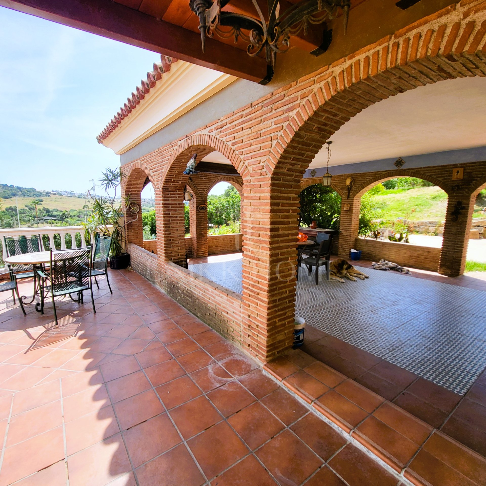 Villa with two separate flats, a large plot and a private swimming pool in Valle Romano, Estepona West