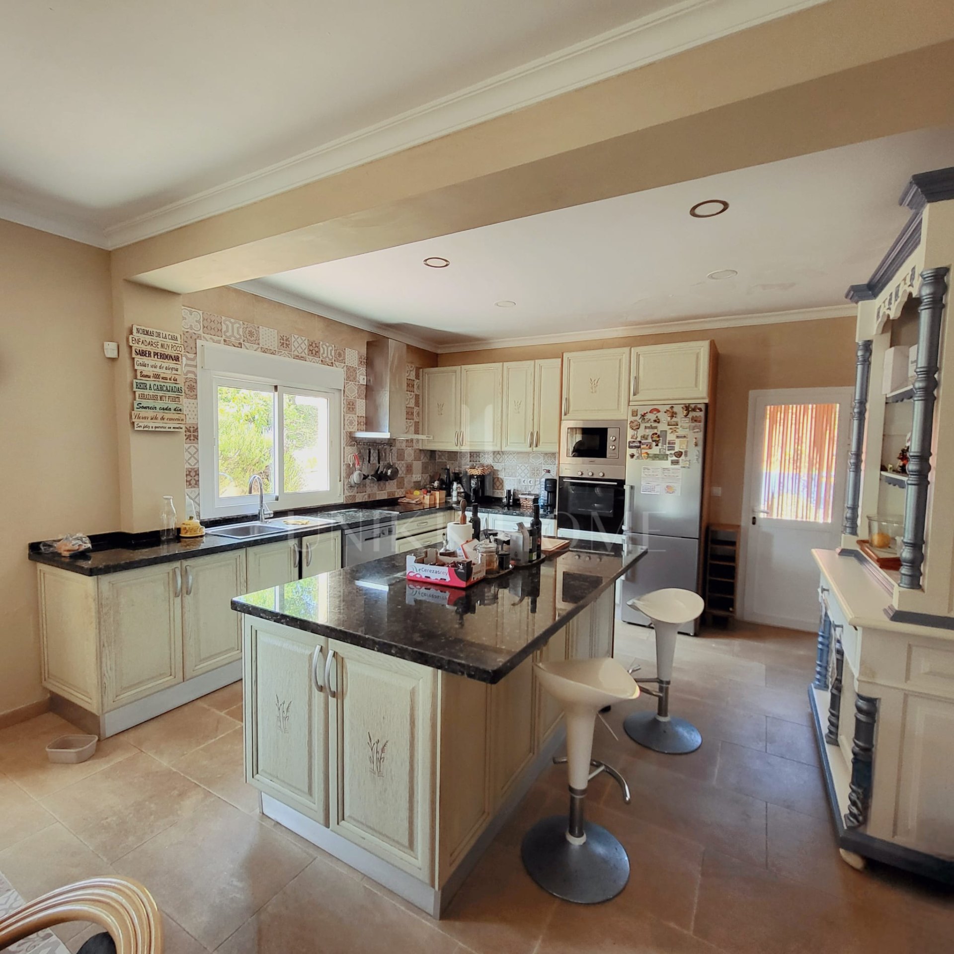 Villa with two separate flats, a large plot and a private swimming pool in Valle Romano, Estepona West