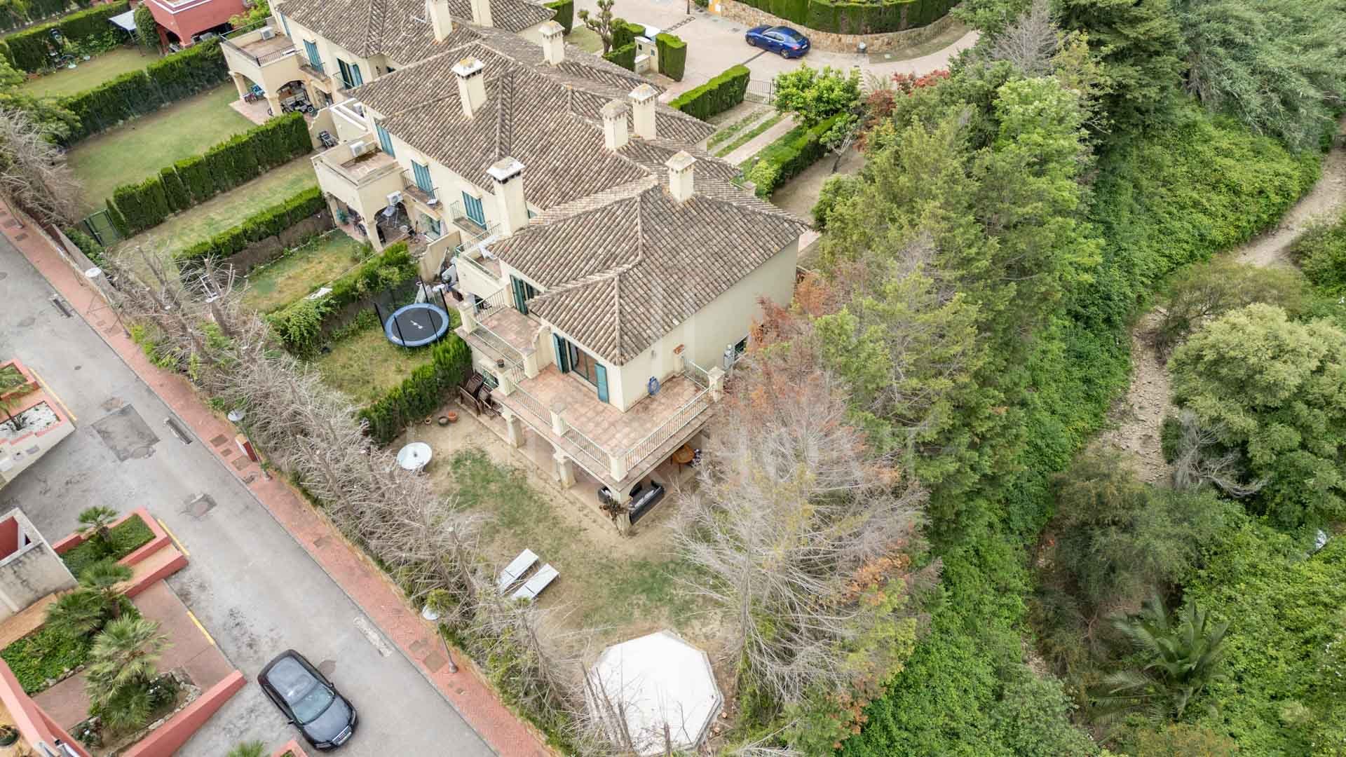 Semi-Detached Corner House with 4 bedrooms and Spacious Garden in Sotogrande Costa