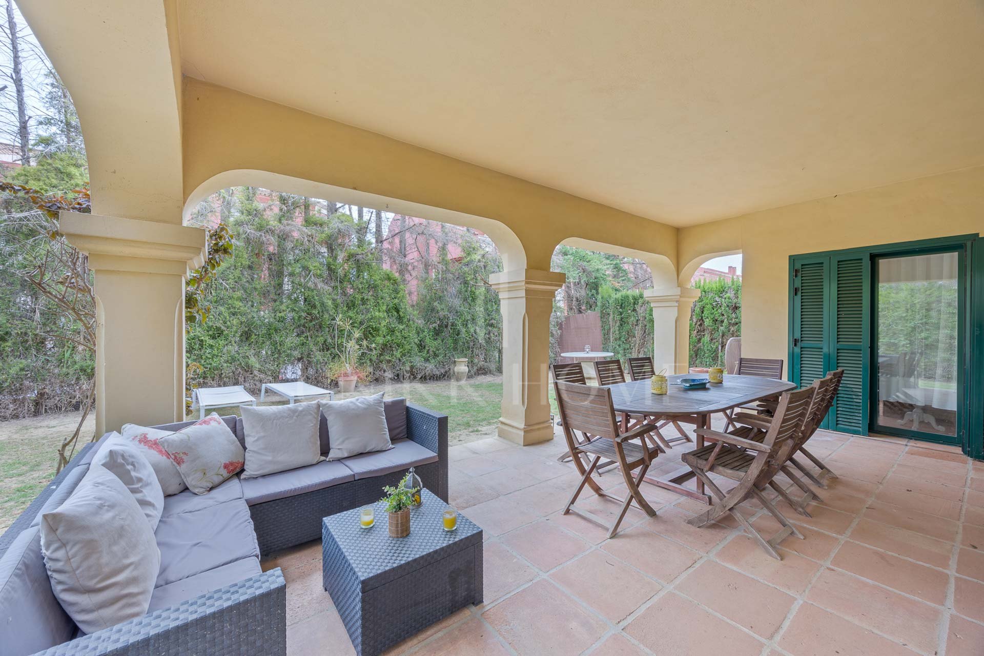 Semi-Detached Corner House with 4 bedrooms and Spacious Garden in Sotogrande Costa
