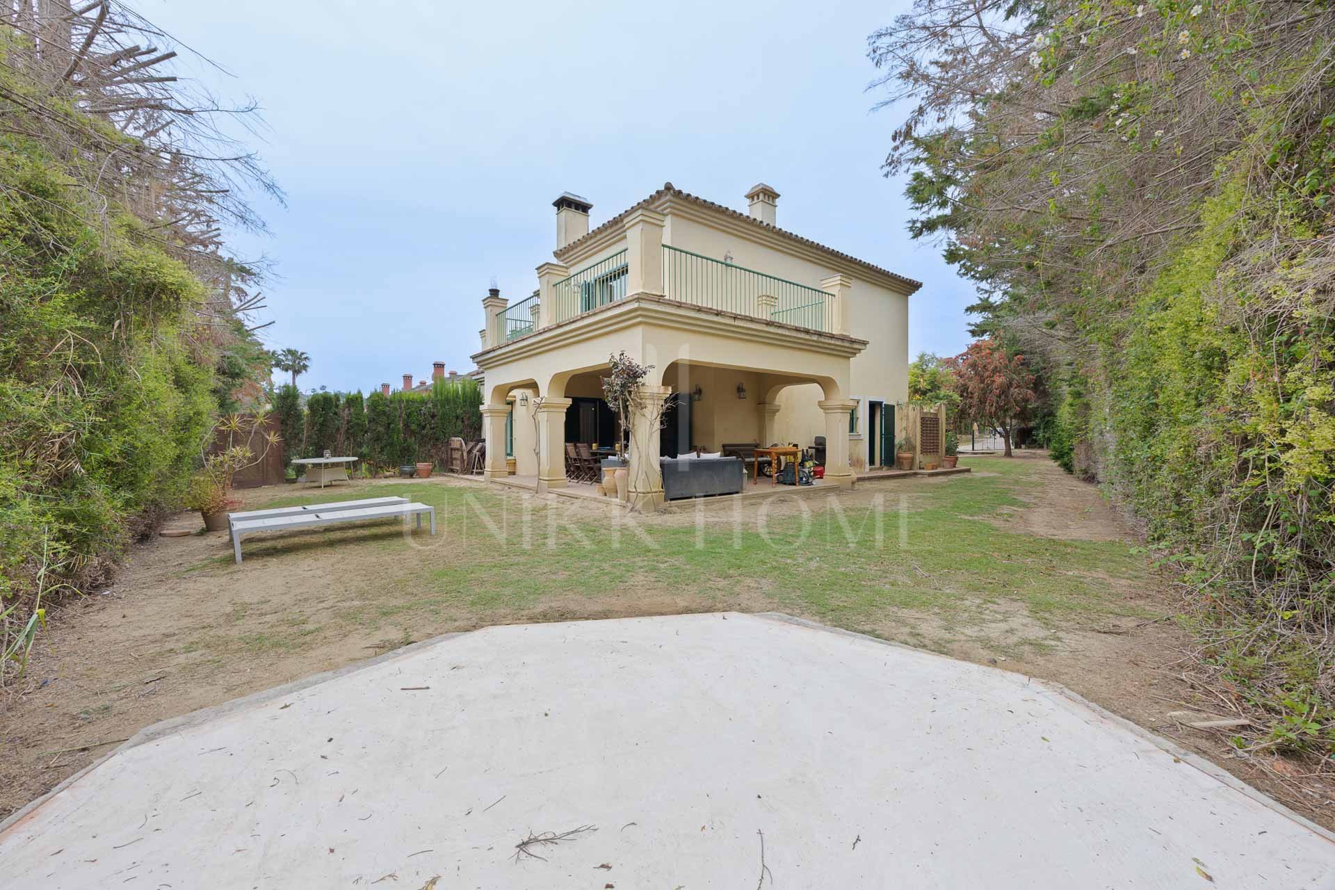 Semi-Detached Corner House with 4 bedrooms and Spacious Garden in Sotogrande Costa