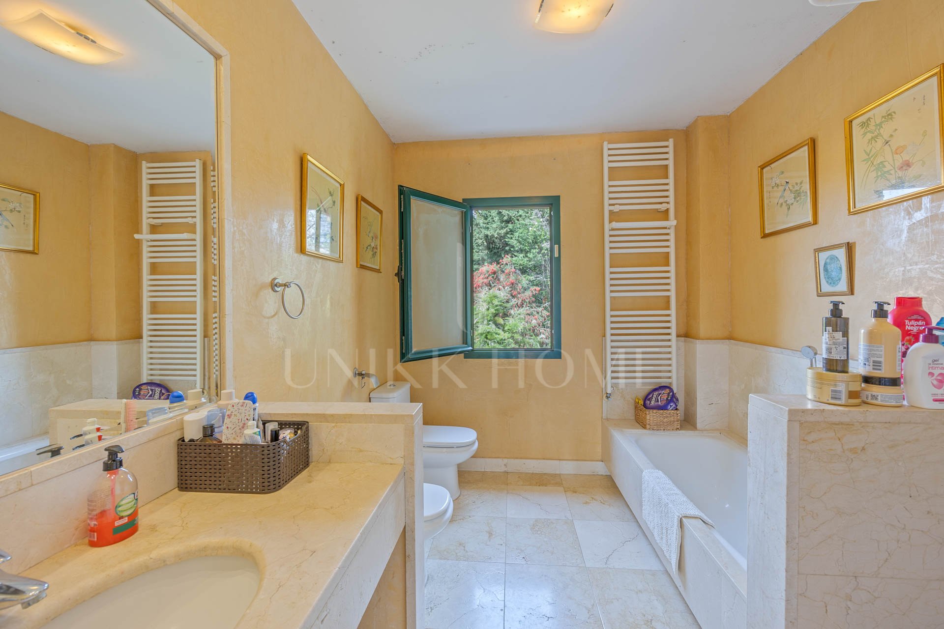 Semi-Detached Corner House with 4 bedrooms and Spacious Garden in Sotogrande Costa