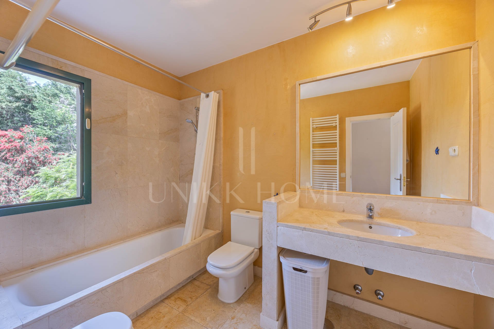 Semi-Detached Corner House with 4 bedrooms and Spacious Garden in Sotogrande Costa