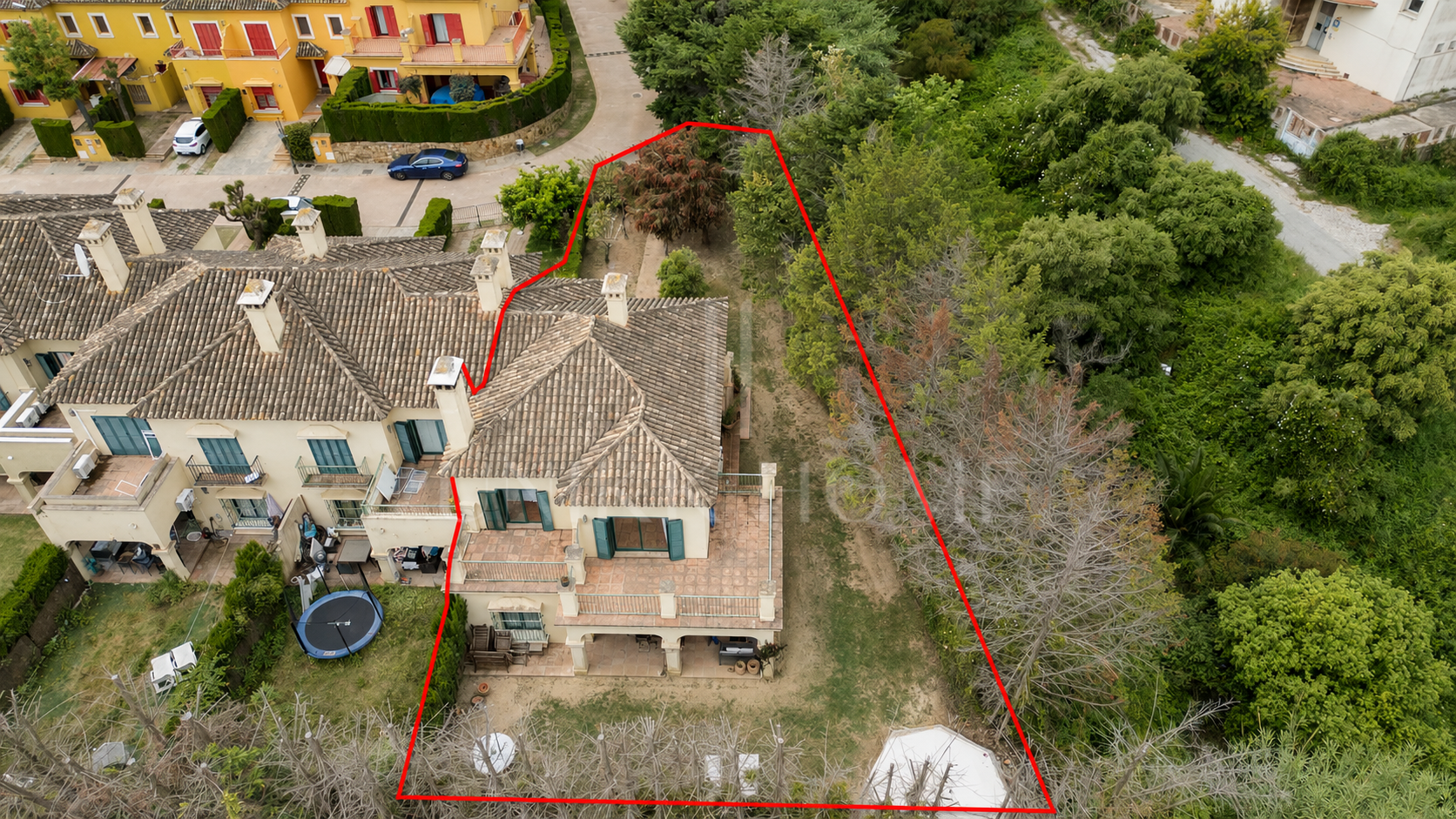 Semi-Detached Corner House with 4 bedrooms and Spacious Garden in Sotogrande Costa