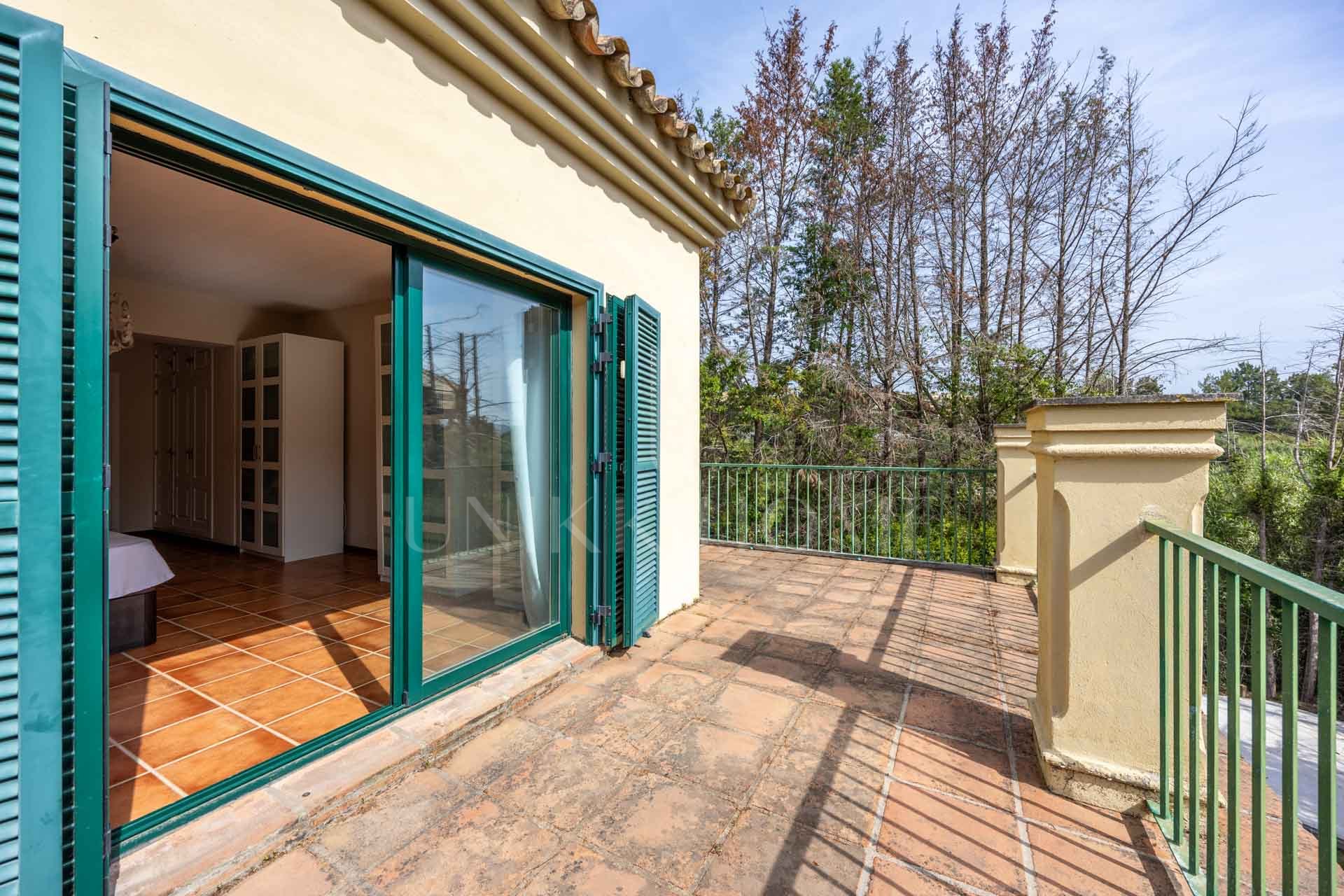 Semi-Detached Corner House with 4 bedrooms and Spacious Garden in Sotogrande Costa
