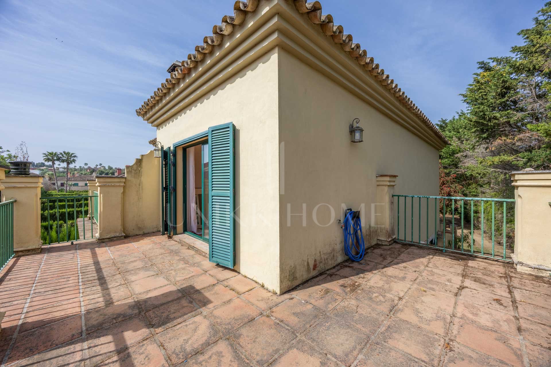 Semi-Detached Corner House with 4 bedrooms and Spacious Garden in Sotogrande Costa
