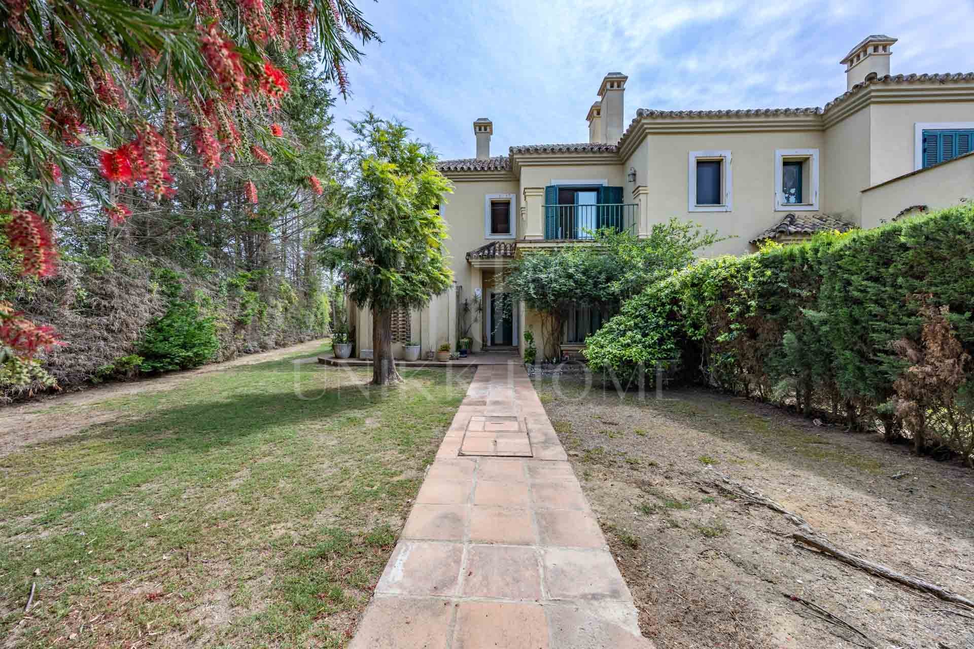 Semi-Detached Corner House with 4 bedrooms and Spacious Garden in Sotogrande Costa