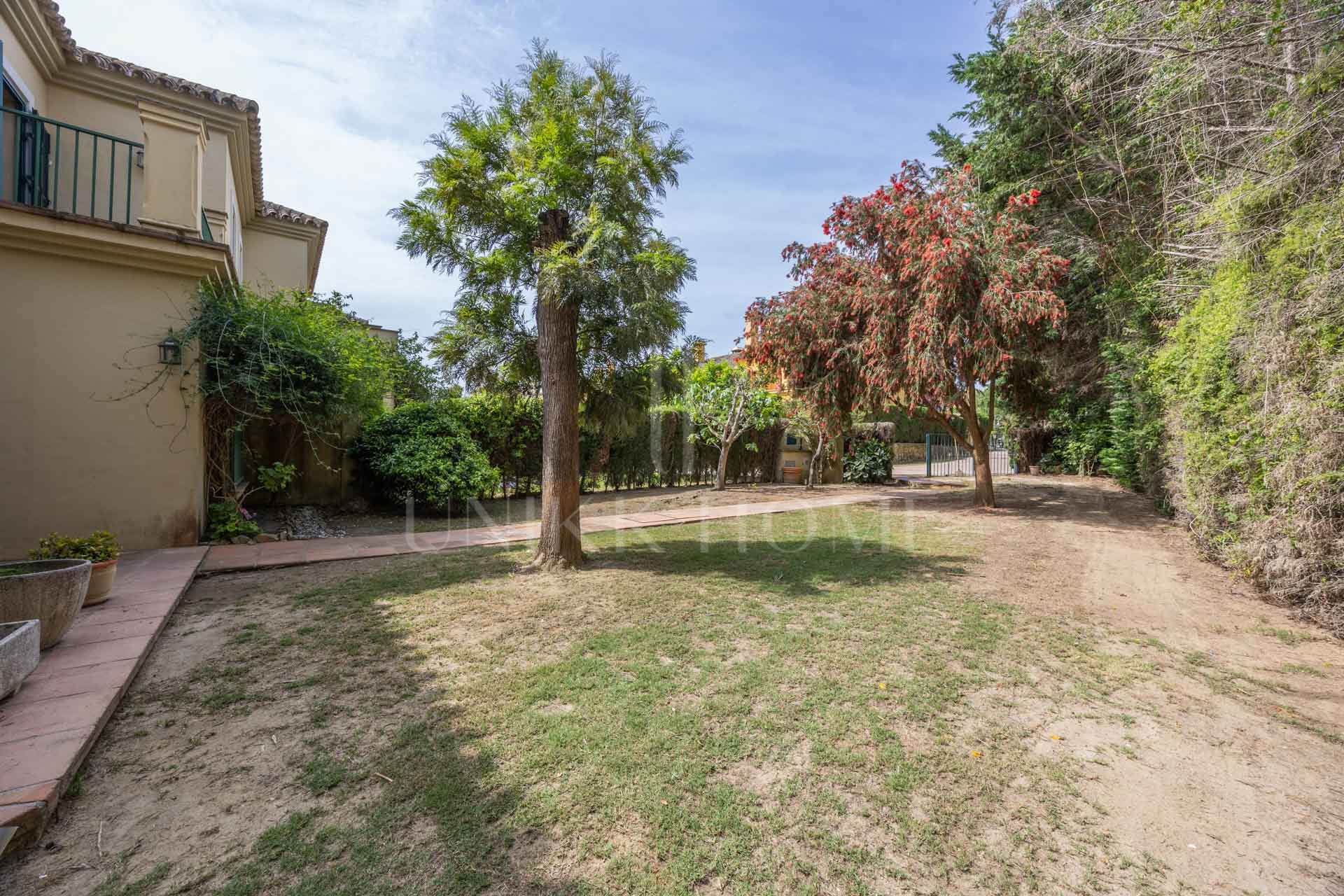Semi-Detached Corner House with 4 bedrooms and Spacious Garden in Sotogrande Costa