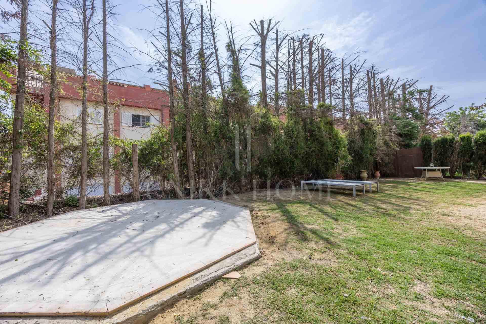 Semi-Detached Corner House with 4 bedrooms and Spacious Garden in Sotogrande Costa