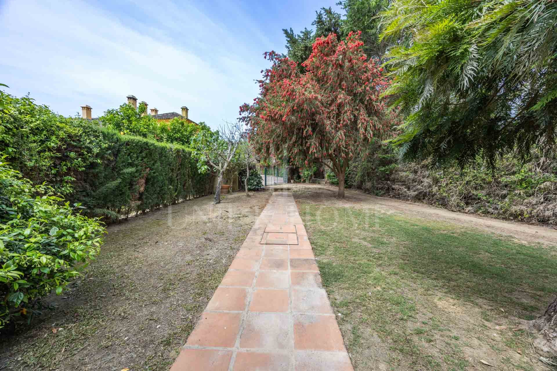 Semi-Detached Corner House with 4 bedrooms and Spacious Garden in Sotogrande Costa