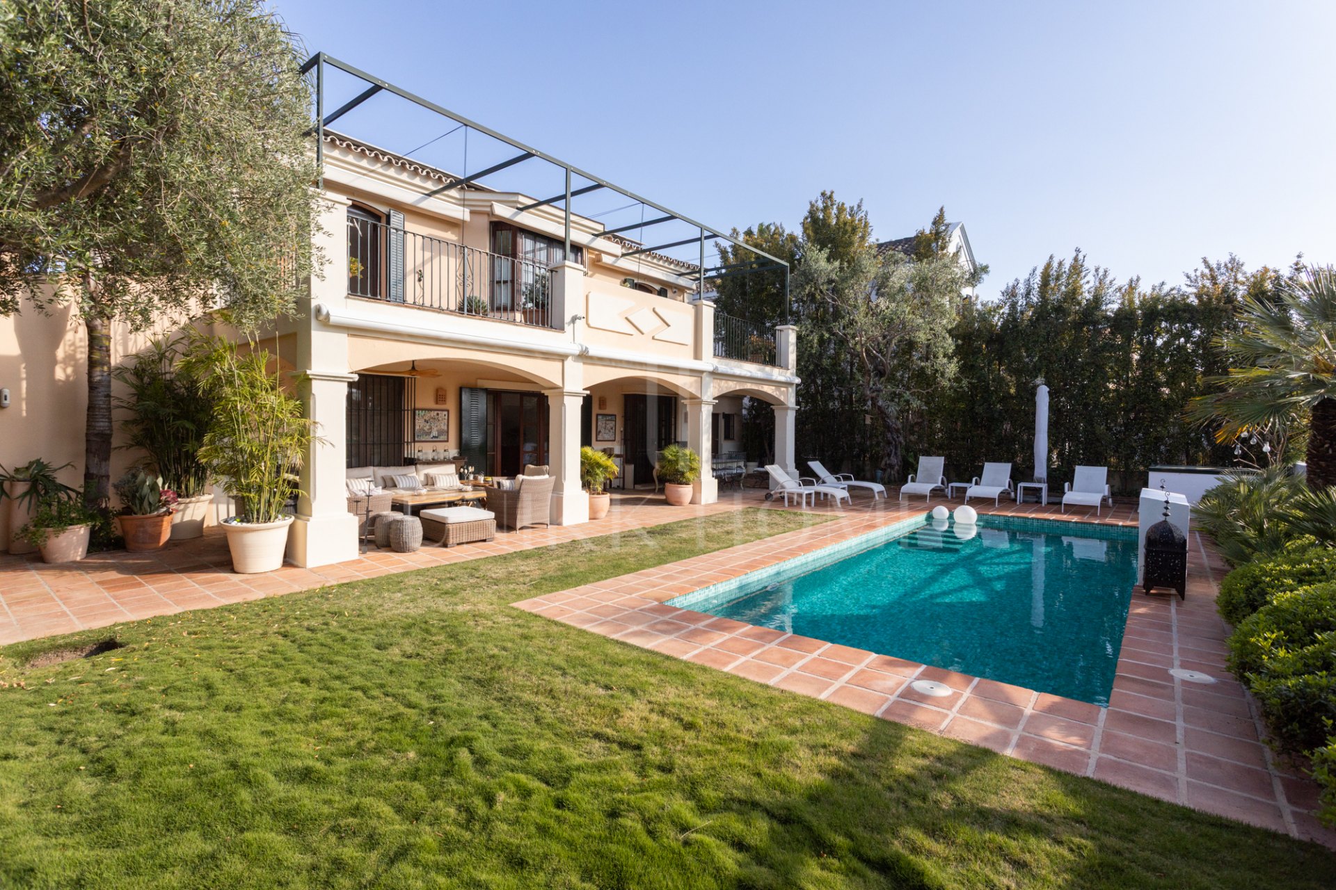 Villa with private pool on the golf course front line – Isla de Guadalmina, Guadalmina Alta