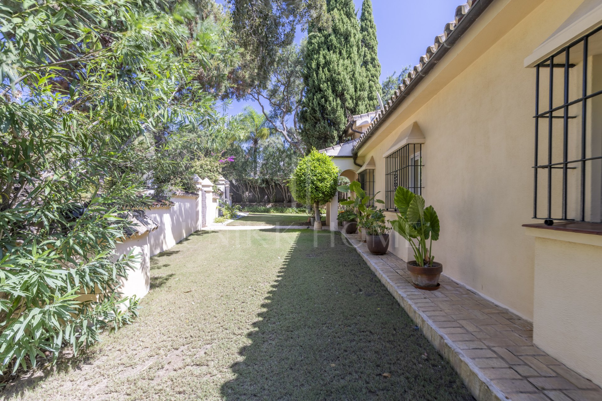 EXCLUSIVE ANDALUCIAN-STYLE VILLA ON TWO INDEPENDENT PLOTS STEPS FROM THE REAL CLUB VALDERRAMA-SOTOGRANDE ALTO