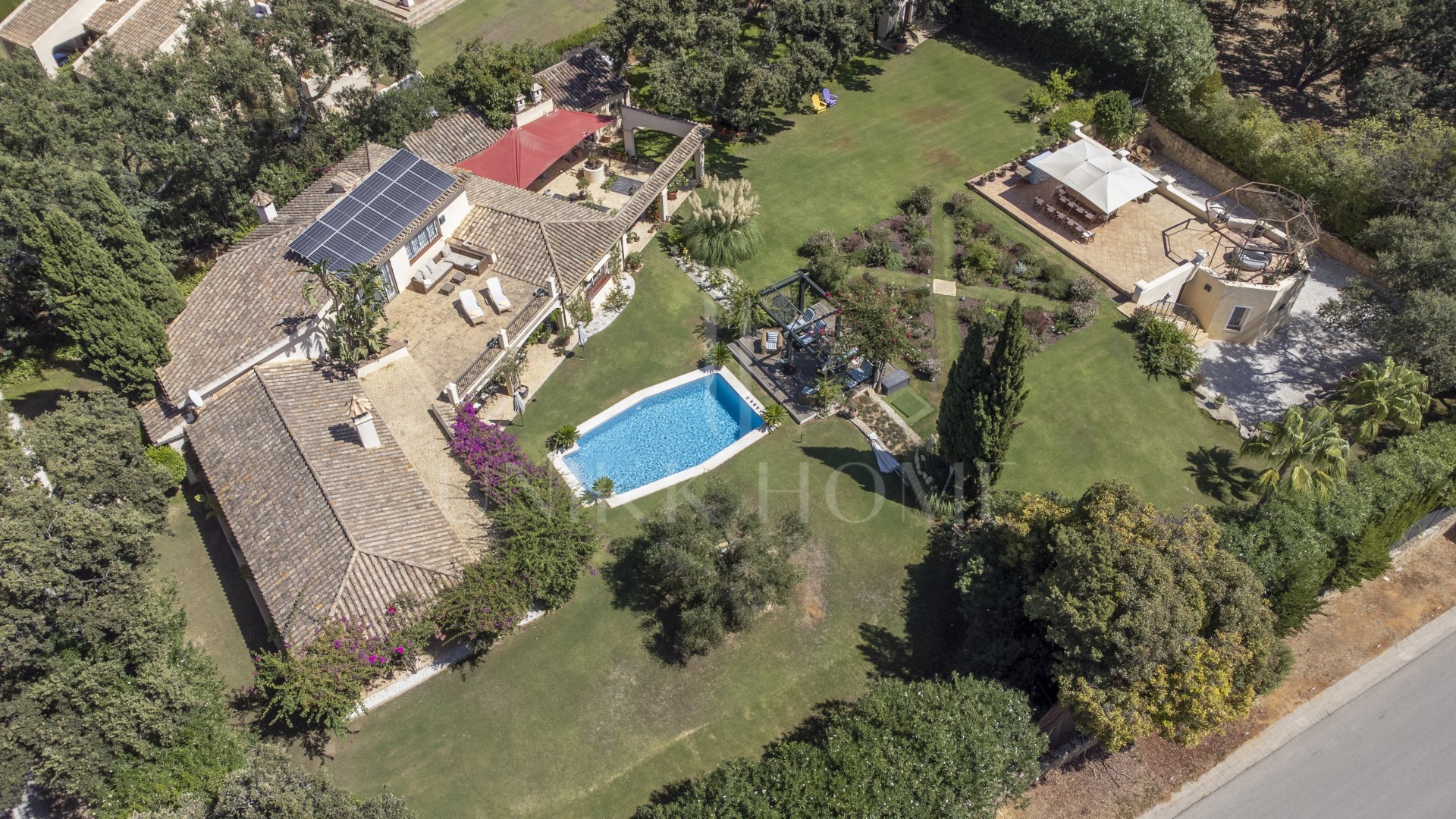 EXCLUSIVE ANDALUCIAN-STYLE VILLA ON TWO INDEPENDENT PLOTS STEPS FROM THE REAL CLUB VALDERRAMA-SOTOGRANDE ALTO