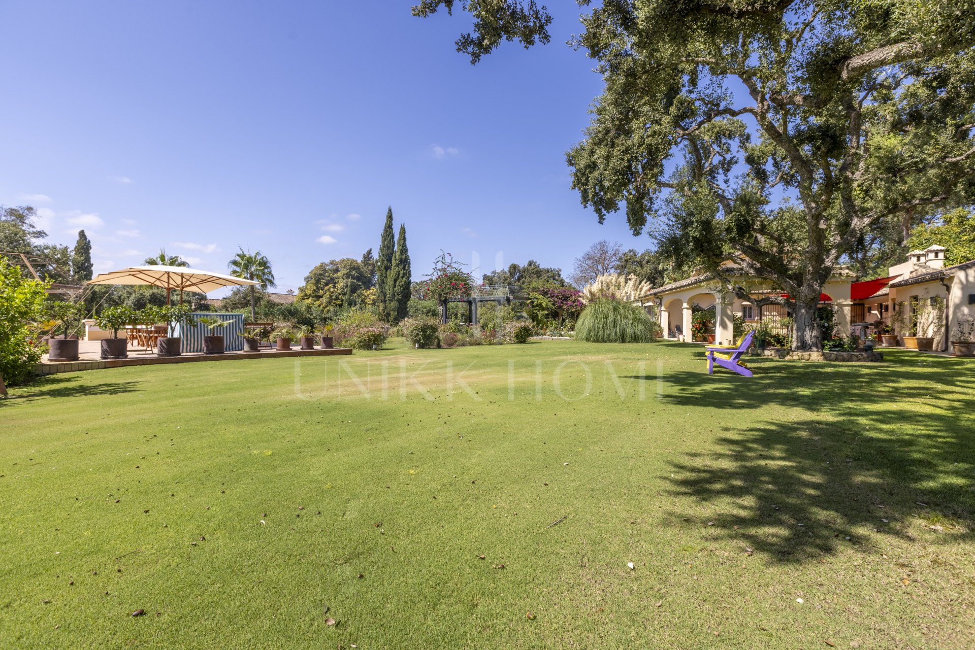 EXCLUSIVE ANDALUCIAN-STYLE VILLA ON TWO INDEPENDENT PLOTS STEPS FROM THE REAL CLUB VALDERRAMA-SOTOGRANDE ALTO