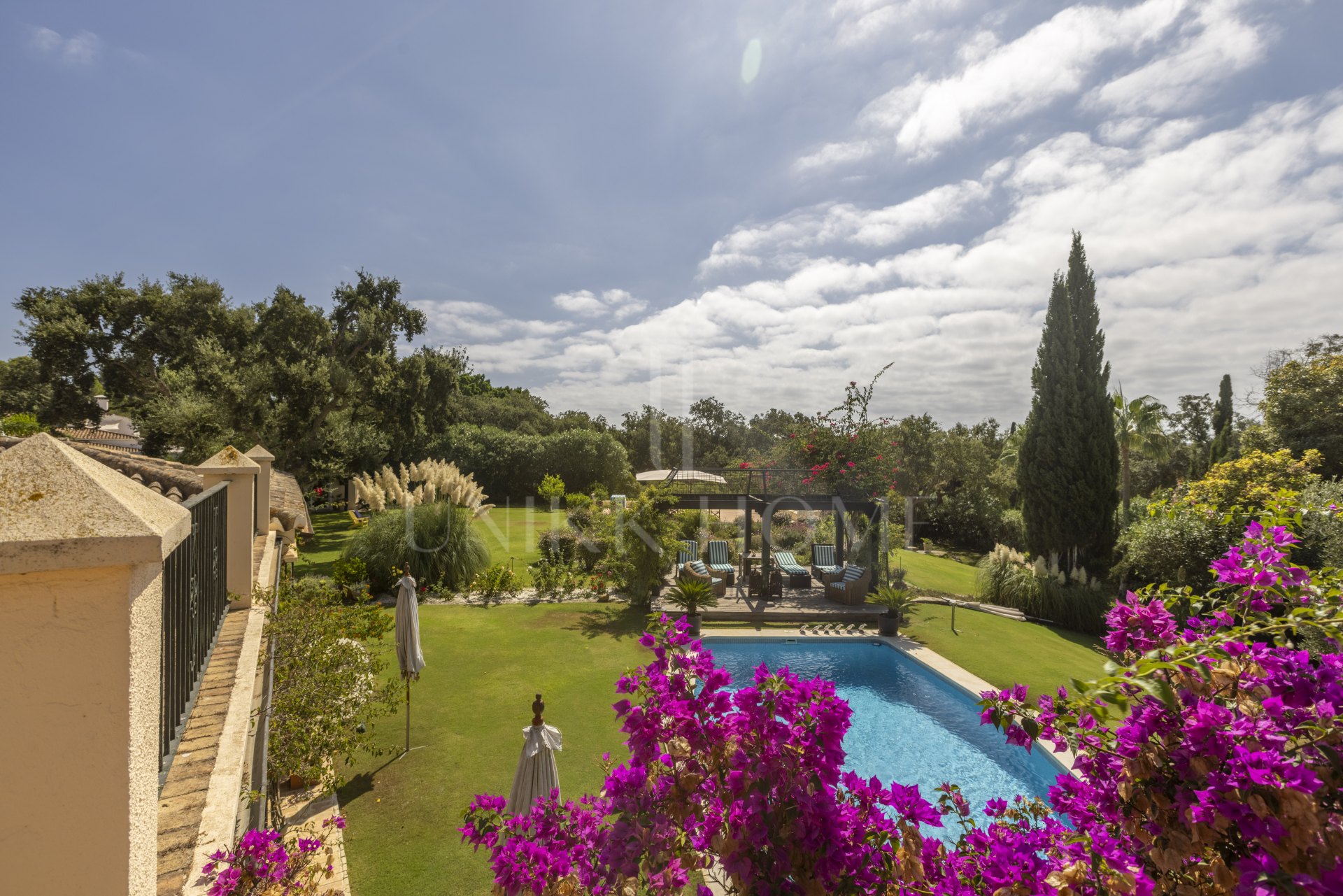 EXCLUSIVE ANDALUCIAN-STYLE VILLA ON TWO INDEPENDENT PLOTS STEPS FROM THE REAL CLUB VALDERRAMA-SOTOGRANDE ALTO