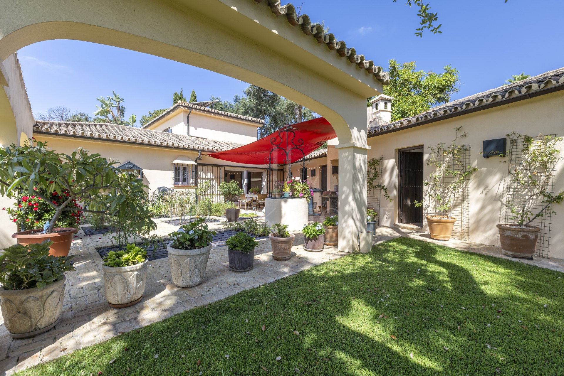 EXCLUSIVE ANDALUCIAN-STYLE VILLA ON TWO INDEPENDENT PLOTS STEPS FROM THE REAL CLUB VALDERRAMA-SOTOGRANDE ALTO