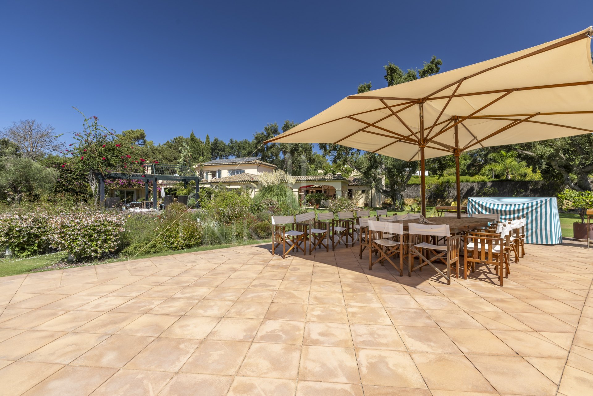 EXCLUSIVE ANDALUCIAN-STYLE VILLA ON TWO INDEPENDENT PLOTS STEPS FROM THE REAL CLUB VALDERRAMA-SOTOGRANDE ALTO