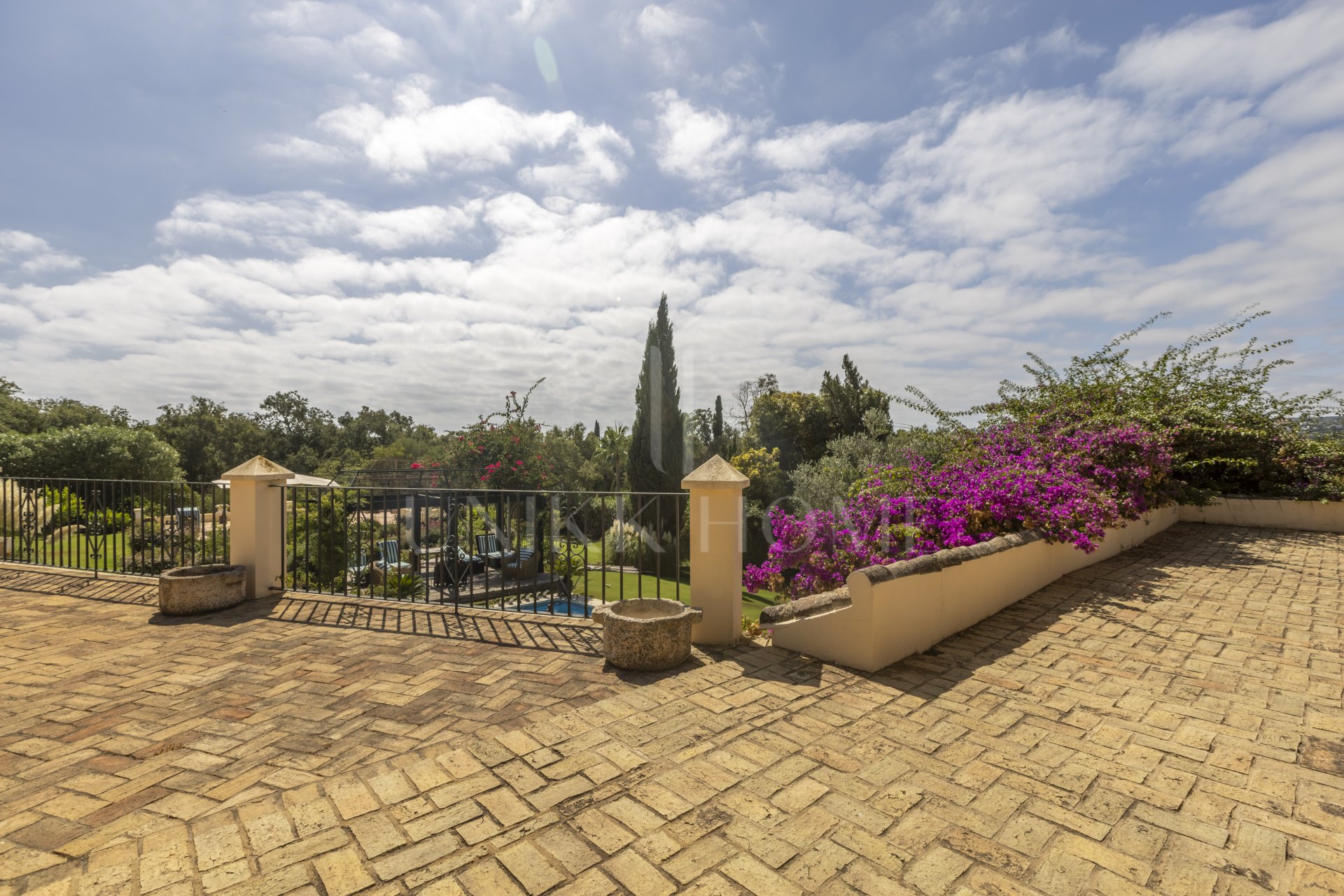 EXCLUSIVE ANDALUCIAN-STYLE VILLA ON TWO INDEPENDENT PLOTS STEPS FROM THE REAL CLUB VALDERRAMA-SOTOGRANDE ALTO