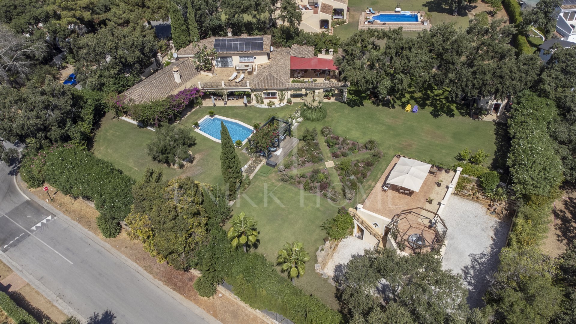 EXCLUSIVE ANDALUCIAN-STYLE VILLA ON TWO INDEPENDENT PLOTS STEPS FROM THE REAL CLUB VALDERRAMA-SOTOGRANDE ALTO