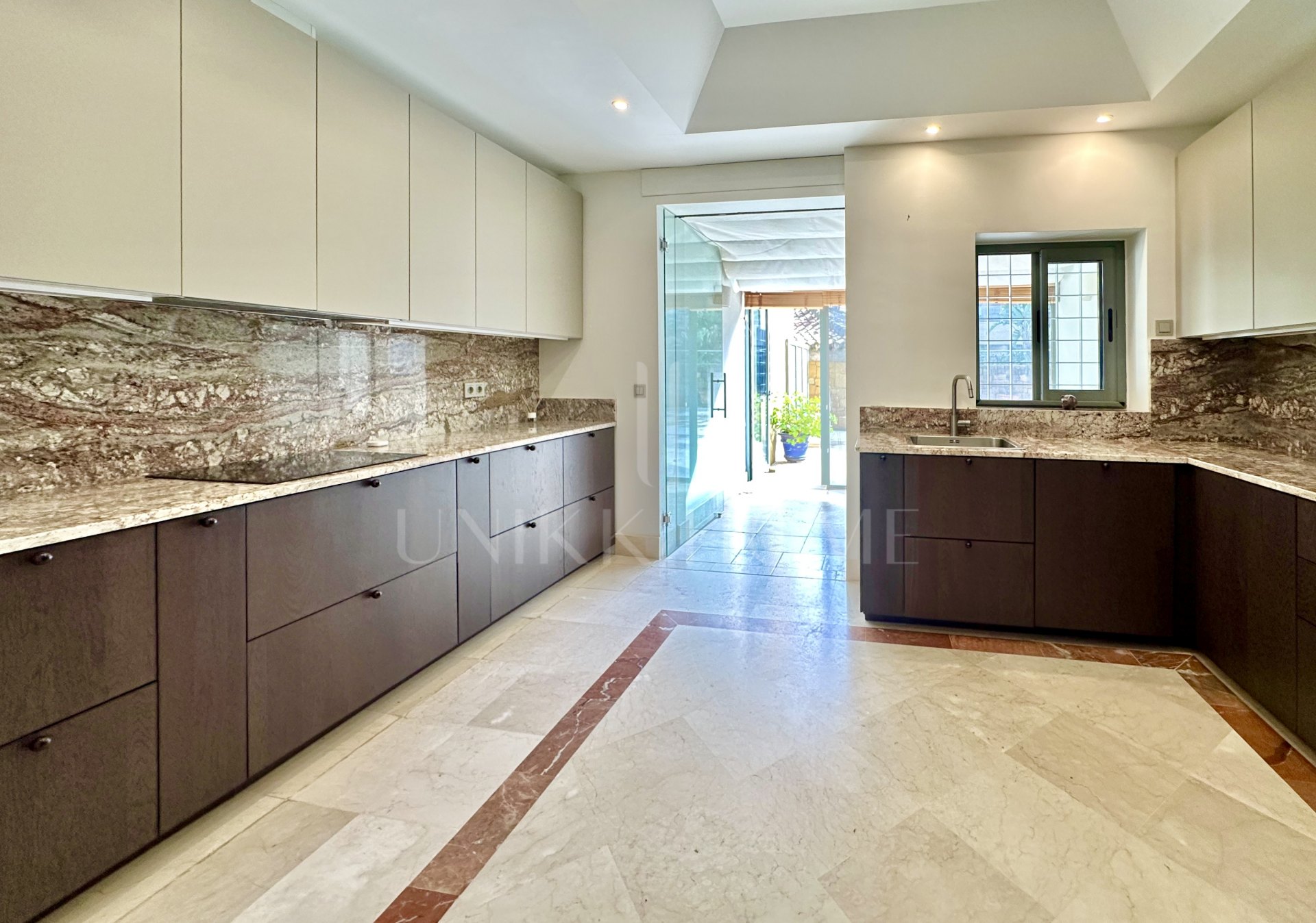 EXCLUSIVO APARTAMENTO CON JARDÍN Y PISCINA EN LA MARINA DE SOTOGRANDE