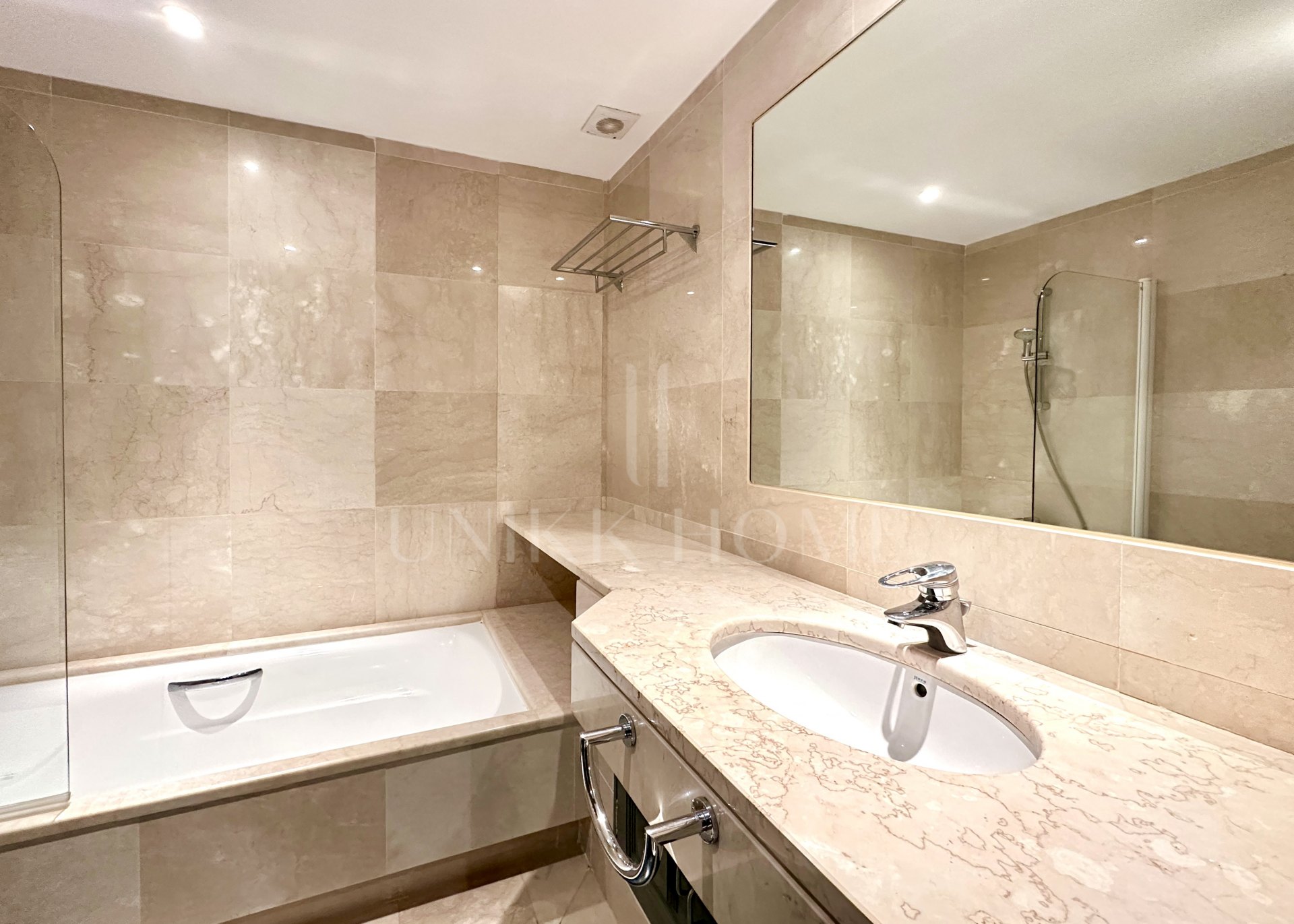 EXCLUSIVO APARTAMENTO CON JARDÍN Y PISCINA EN LA MARINA DE SOTOGRANDE