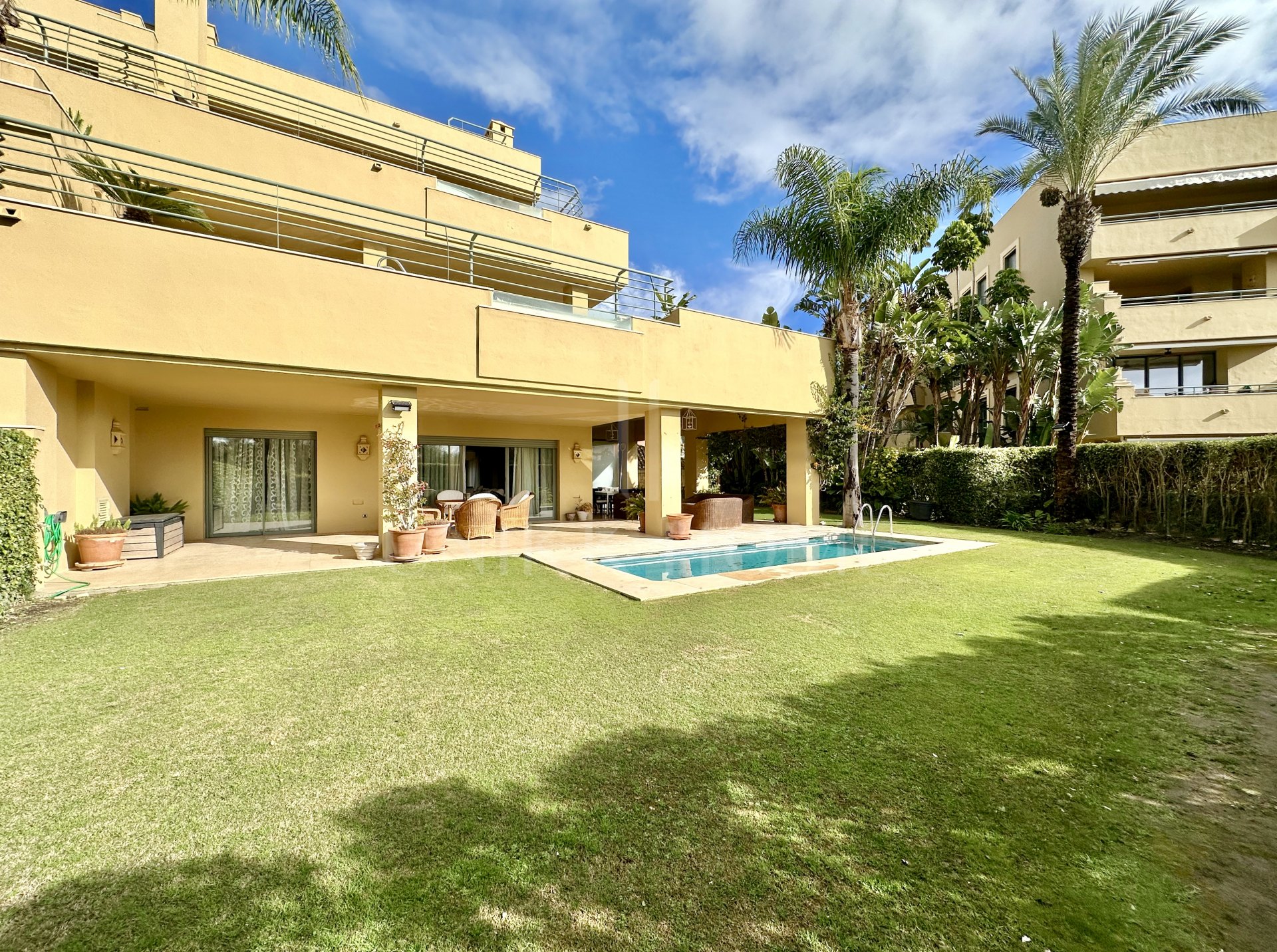 EXCLUSIVO APARTAMENTO CON JARDÍN Y PISCINA EN LA MARINA DE SOTOGRANDE