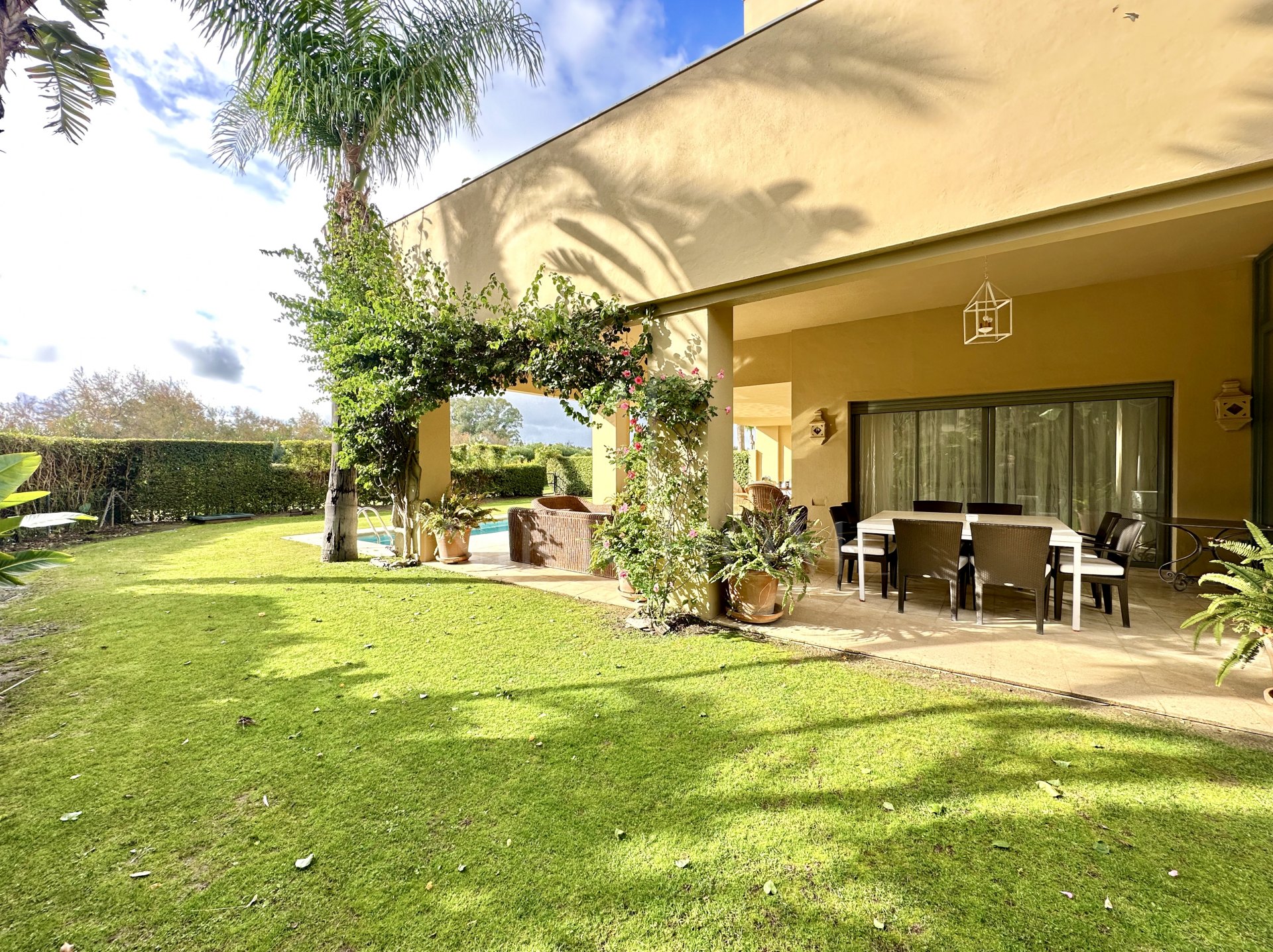 EXCLUSIVO APARTAMENTO CON JARDÍN Y PISCINA EN LA MARINA DE SOTOGRANDE