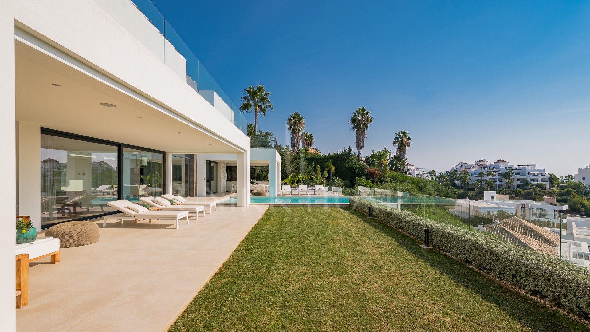 Penthouse villa in La Alqueria with panoramic seaviews