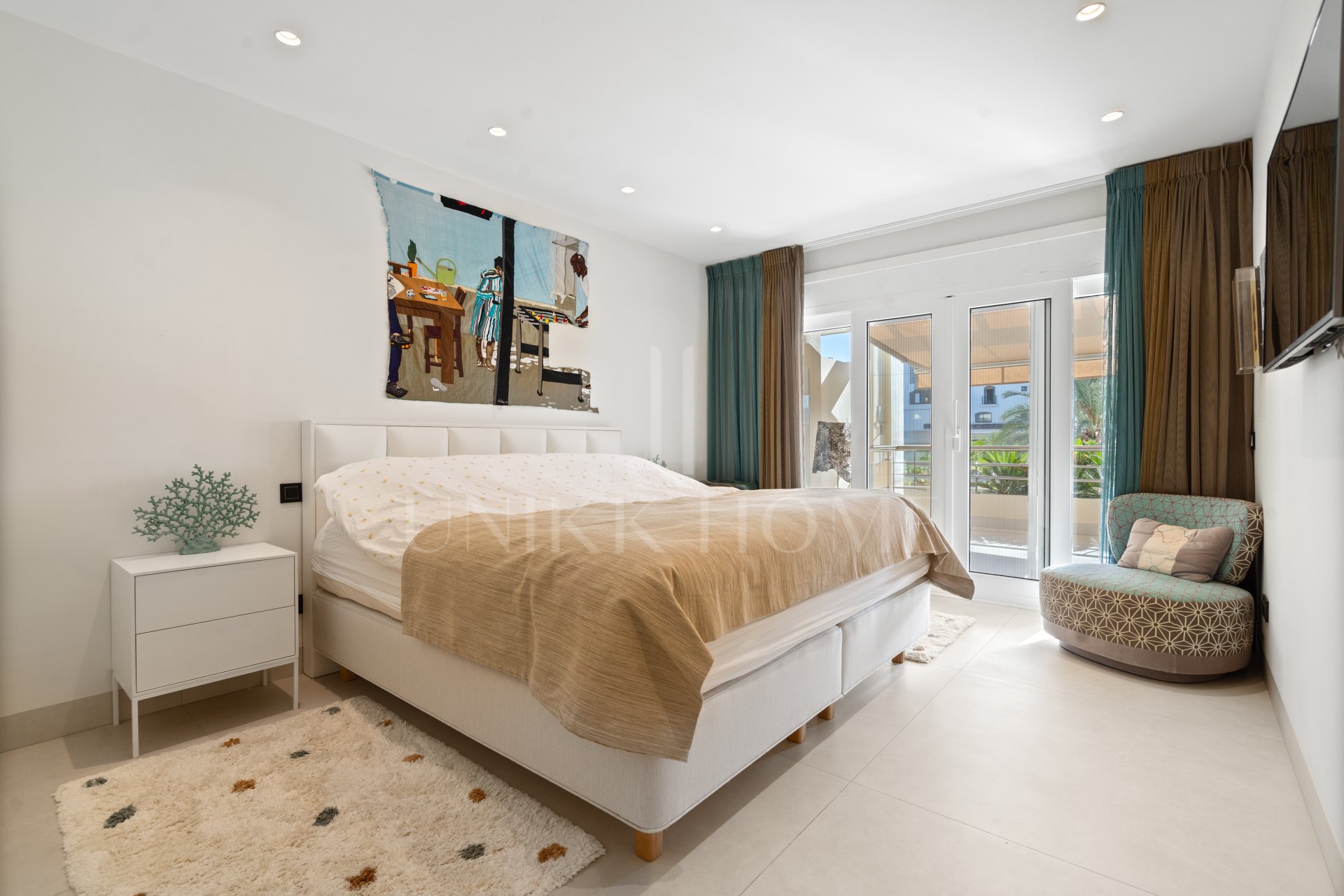 Stunning Fully Renovated 4-Bedroom Apartment in Playas del Duque – Puerto Banús