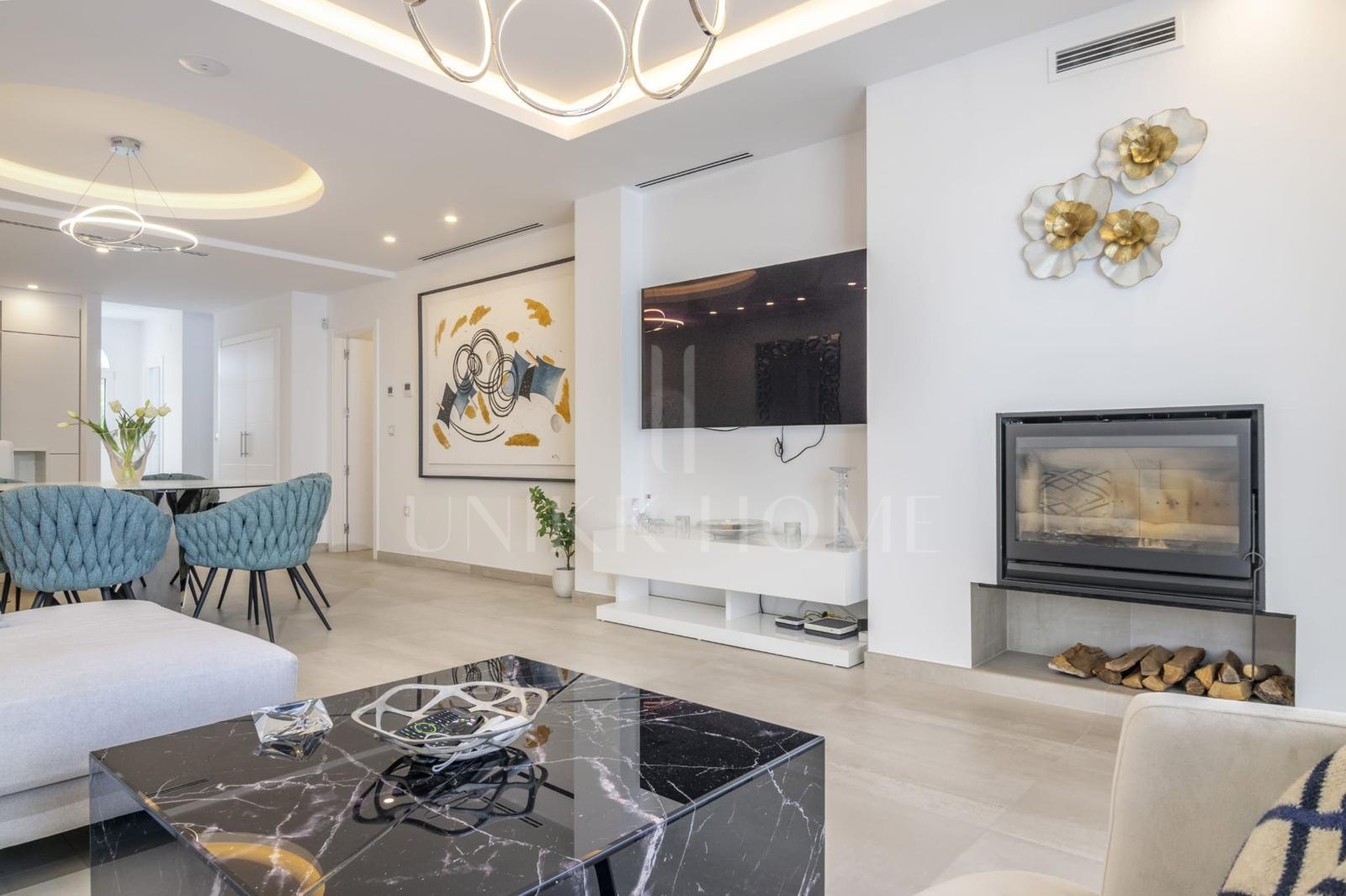 Luxury Duplex Penthouse for sales in Villa Marina, Marbella, Walking Distance to Puerto Banús and the Beach