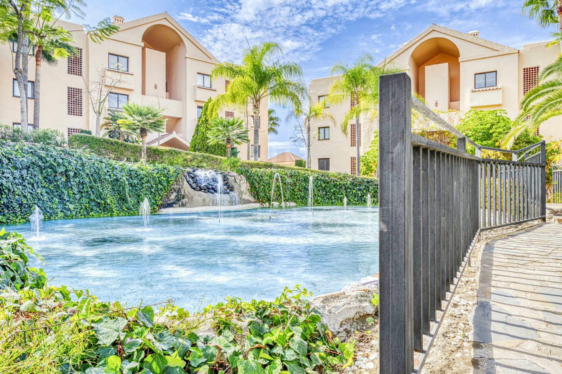 Luxury Elevated Ground Floor Apartment in Las Lomas del Conde Luque – Benahavís