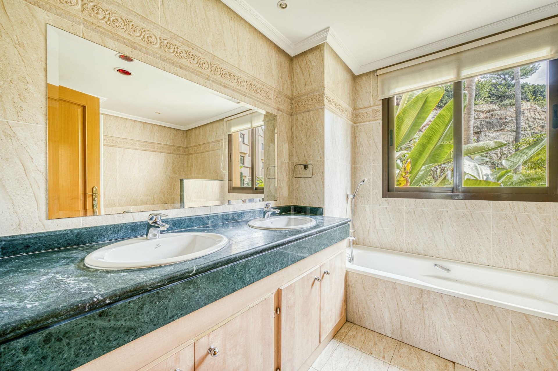 Luxury Elevated Ground Floor Apartment in Las Lomas del Conde Luque – Benahavís