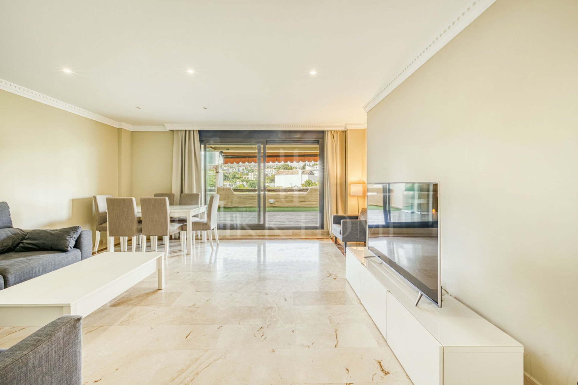 Luxury Elevated Ground Floor Apartment in Las Lomas del Conde Luque – Benahavís